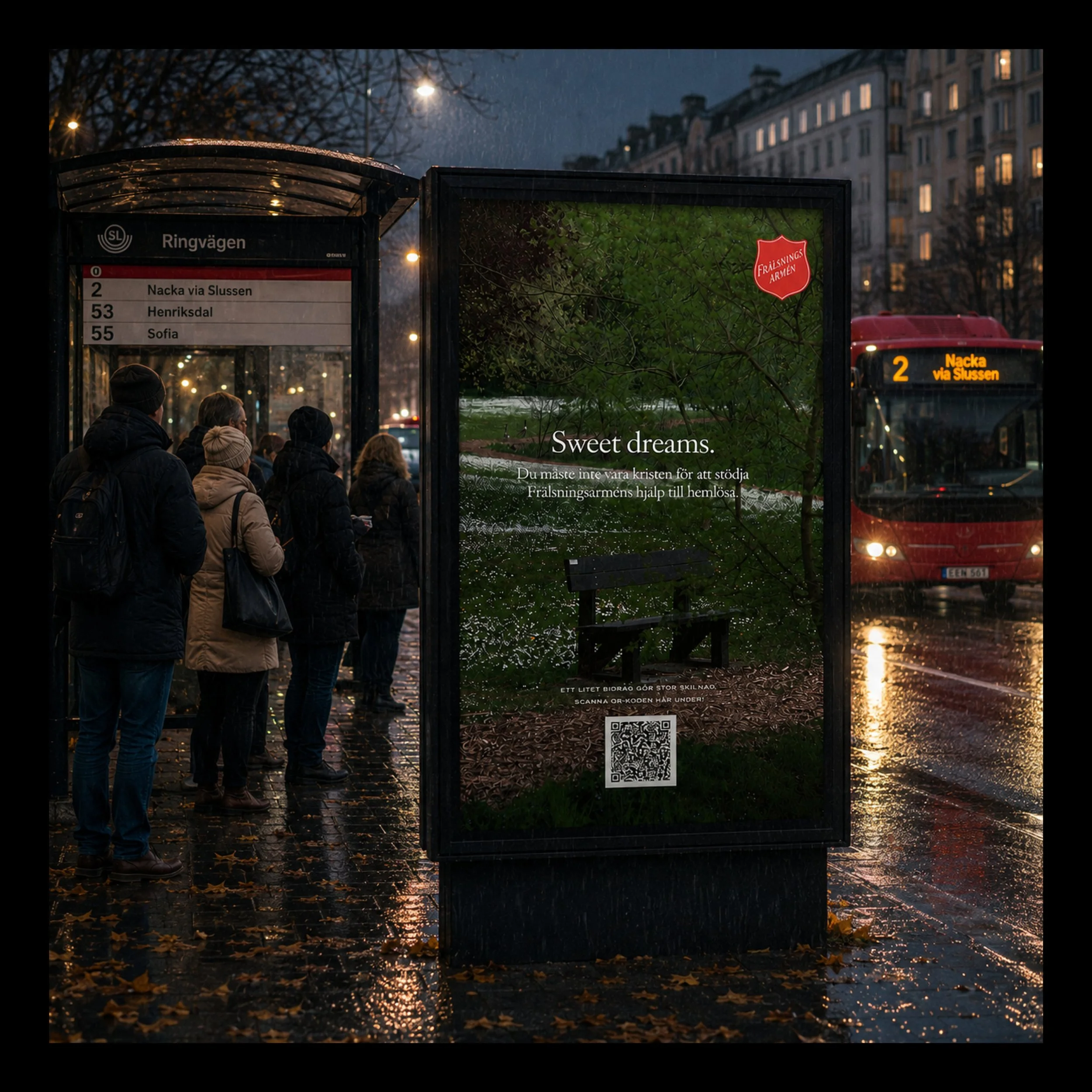 Bild av en busshållplats i snöväder om kvällen, med människor i kö och en buss som väntar. Det finns ett reklamskylt med texten "Frälsningsarmén" och en QR-kod. Runt busshållplatsen faller löv på den blöta marken.