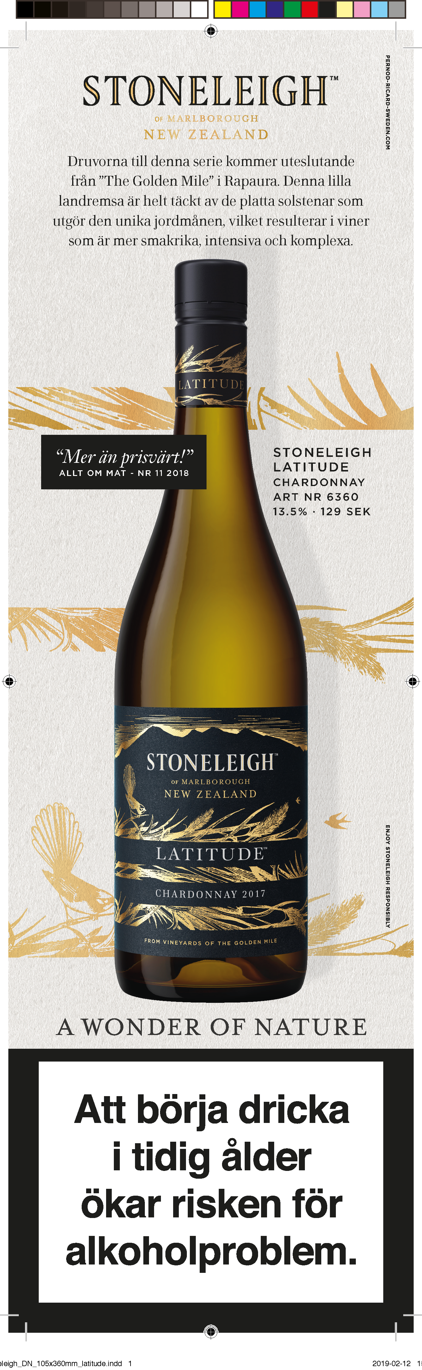 Bild på en vinflaska av märket Stoneleigh Latitude Chardonnay från Nya Zeeland, med informationsetikett om vinets typ, alkoholhalt och ett citat om matkultur samt en hälsning om att starta drickandet i tidig ålder.