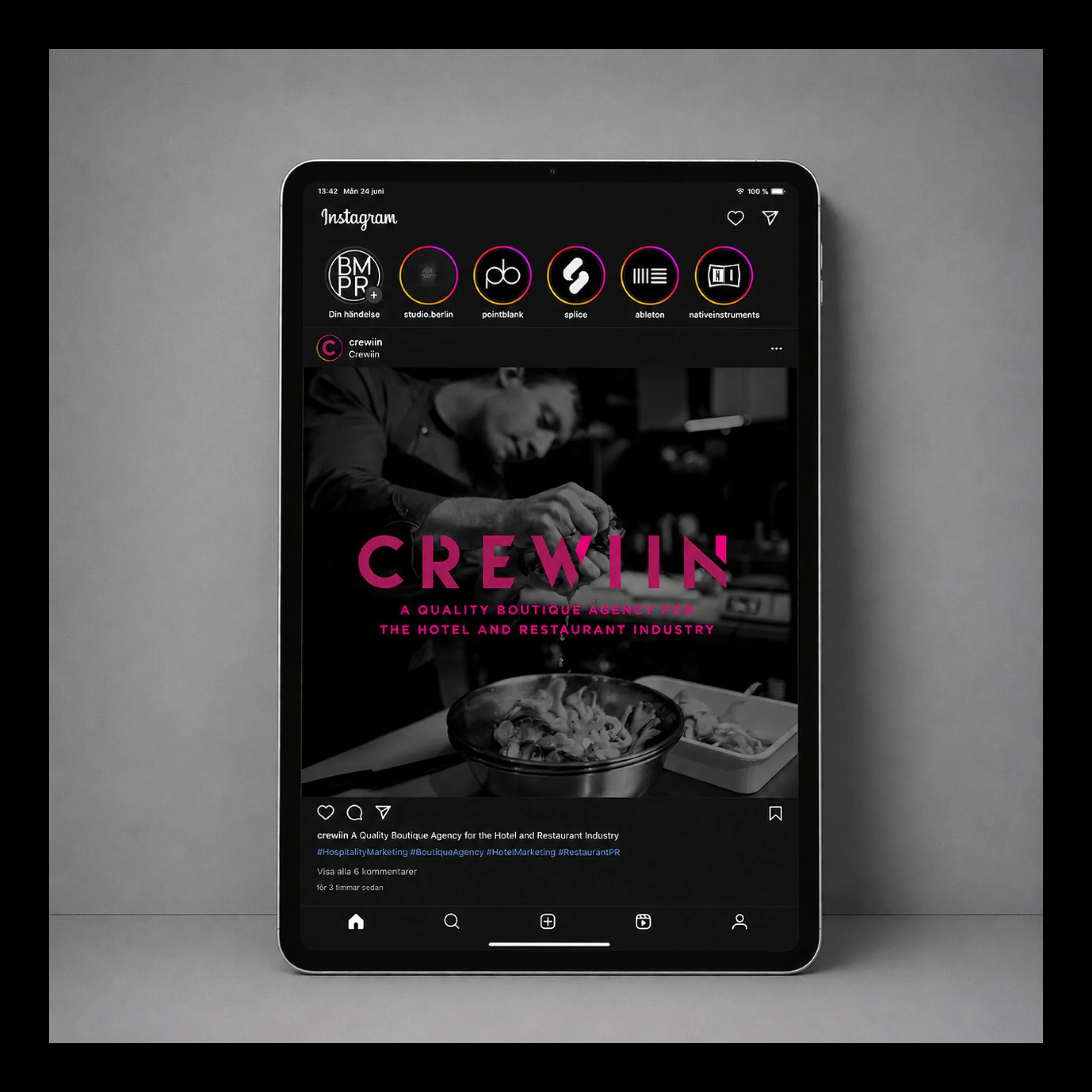 En iPad som visar ett Instagramkonto för företaget Crewiin.