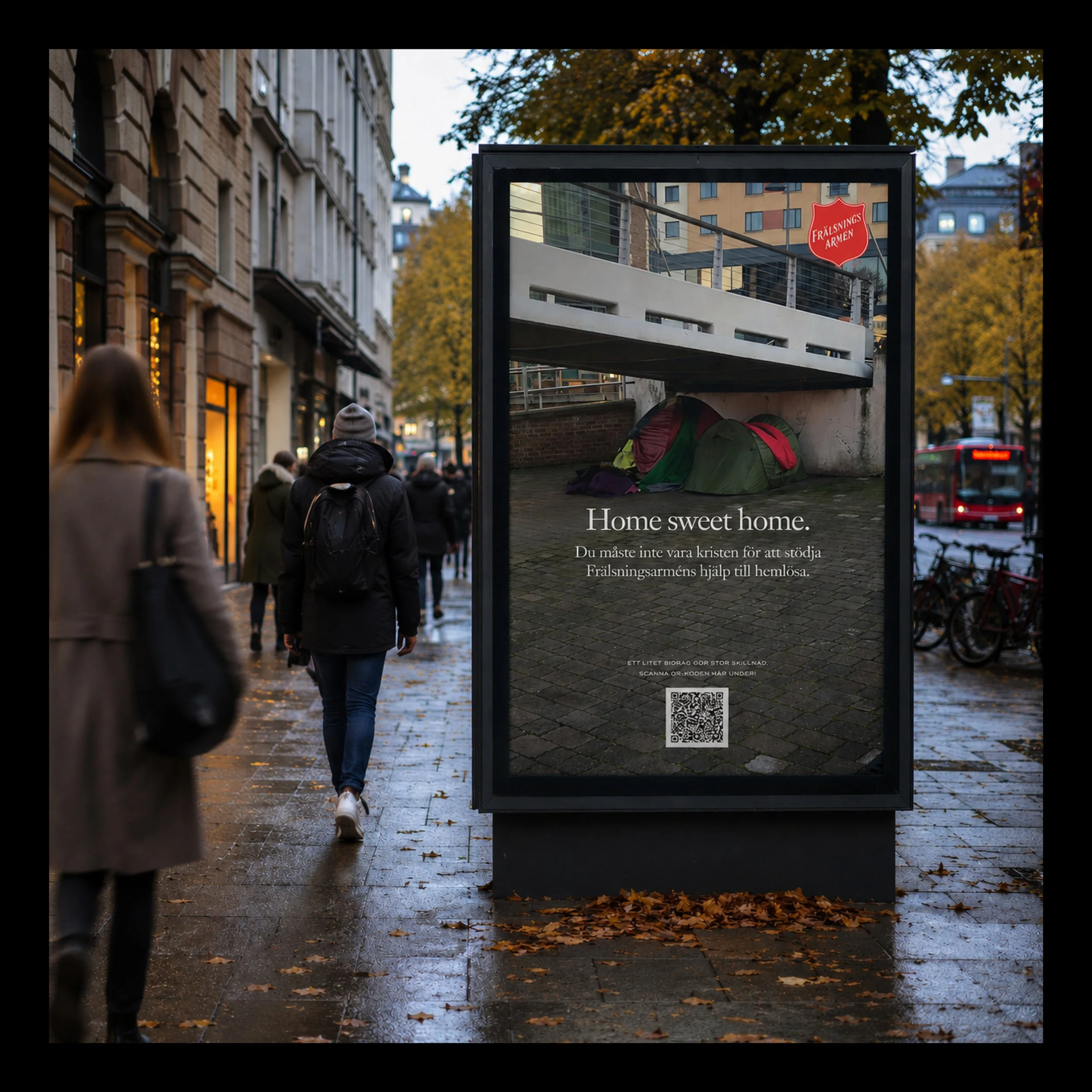 En stadsgata på hösten med människor som går, ett reklamskylt som visar en eldplats och campingutrustning, med texten 'Home sweet home', och ett QR-kod längst ner.