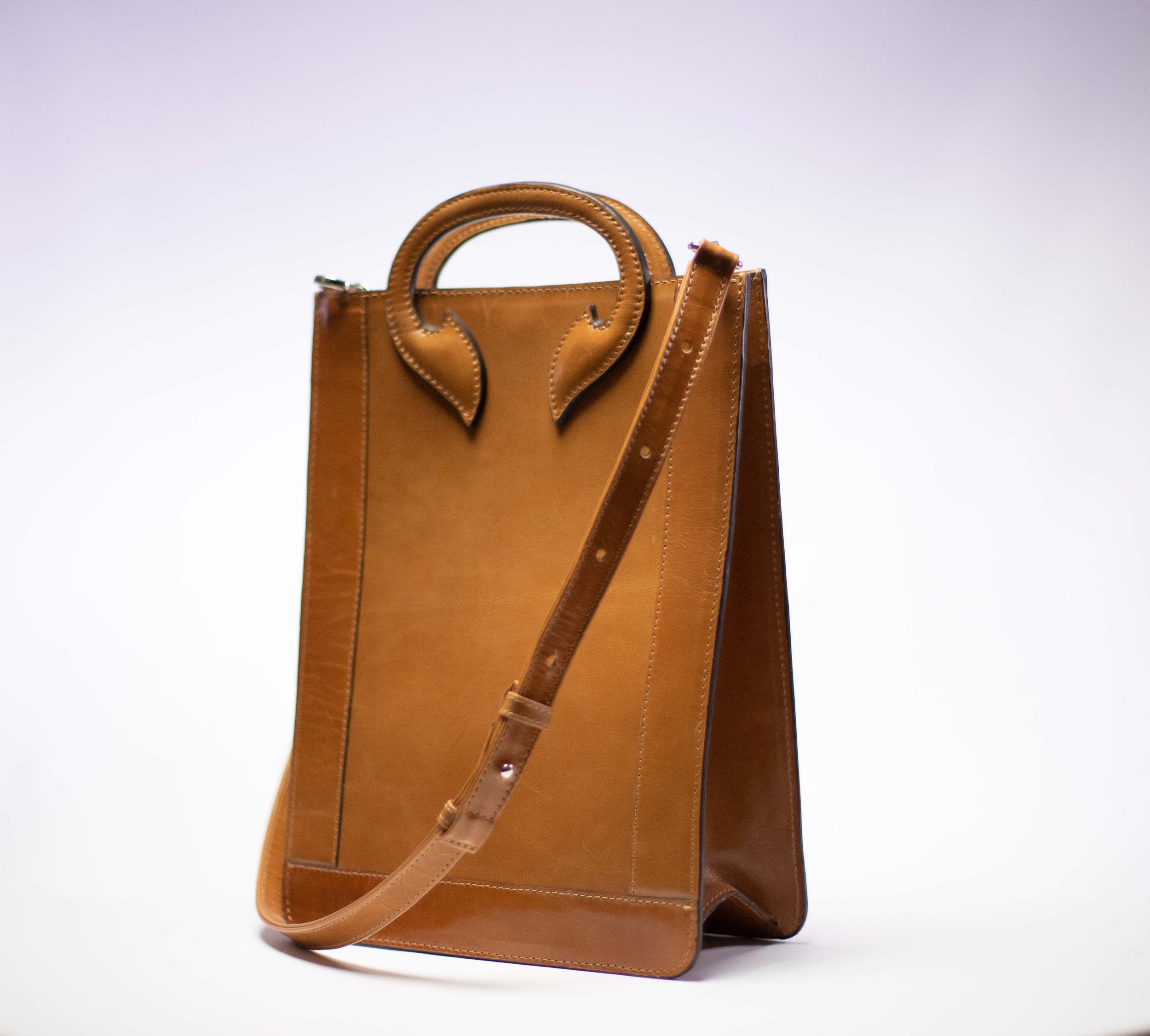 BOLSA ALTA BATT MIEL DE LADO.jpg