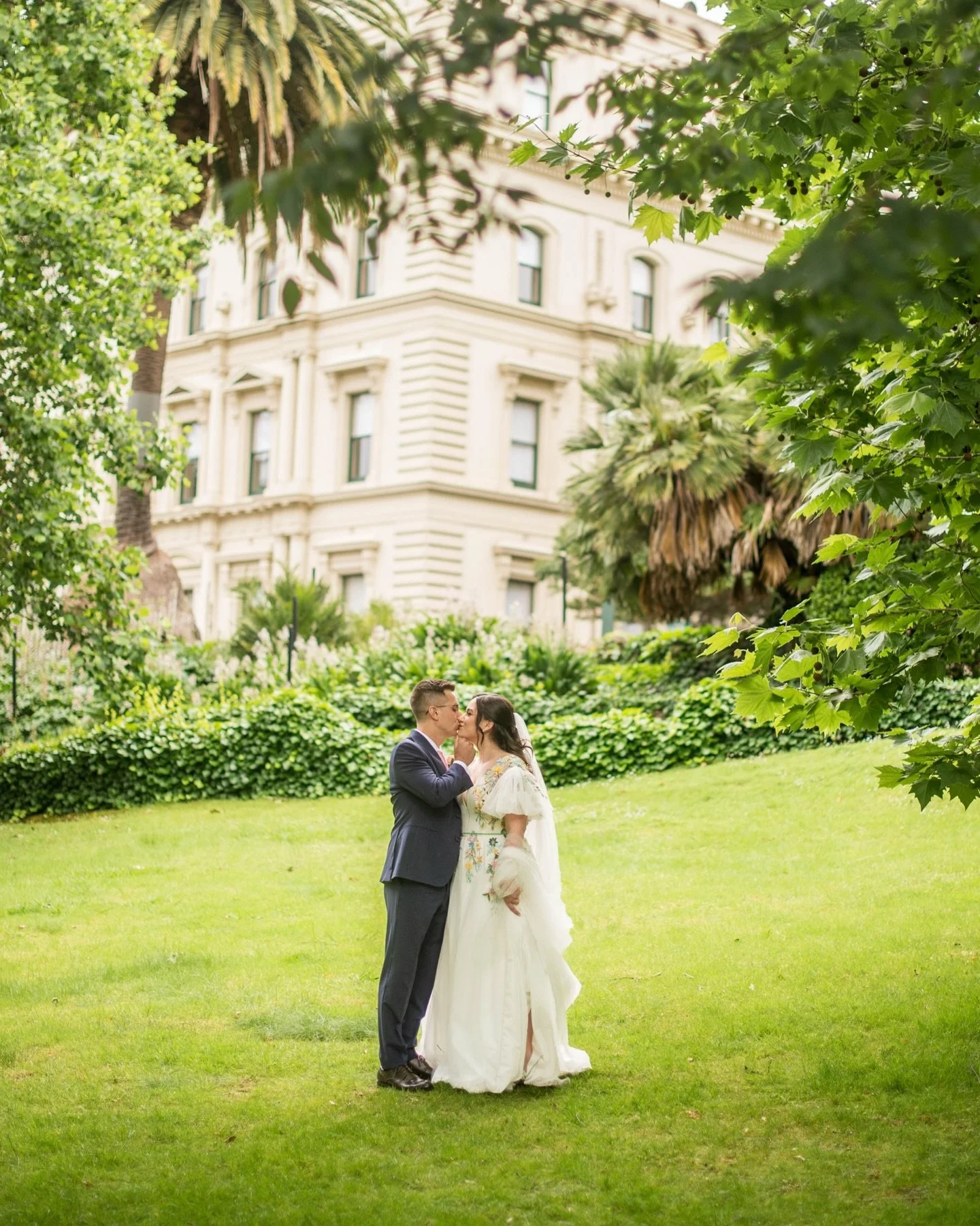 Serena &amp; Vincenzo! 💃🕺
From beautiful pre ceremony, private vows, @7eleven espresso stops, to pre reception haircuts!! This wasn&rsquo;t just a wedding - this was a party!
.
📸 @amazingdaysphotos 
📋 @mpoweredevents_ 
🎤/🎧 @jj_officialtv / @jlx