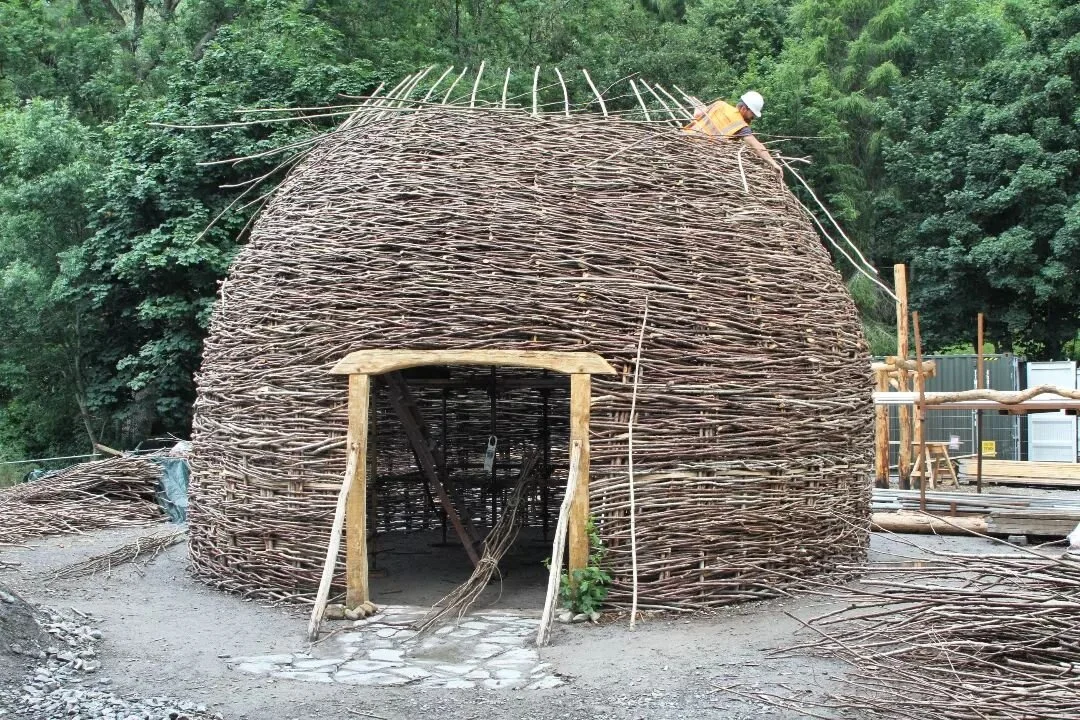 Some more photos of the woven hazel roundhouse build at the @scottishcrannogcentre showing some moments in the construction of the building. So many more brilliant pics I could share! 
Although this stage of the build was not too long ago, I'm lookin