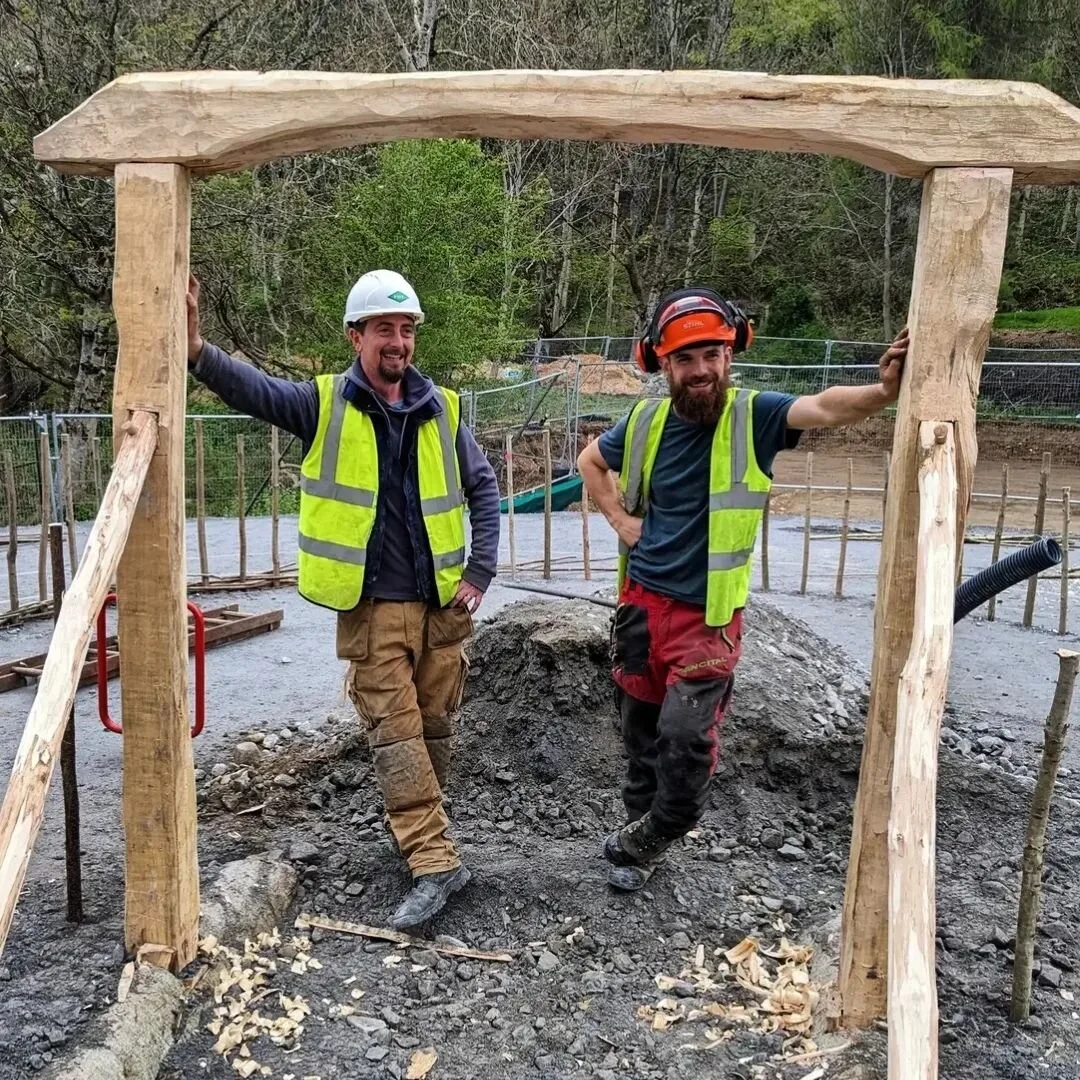 In my happy place! I'm leading the build of a woven hazel roundhouse for the @scottishcrannogcentre at the new museum site at Dalerb, Loch Tay. 

One of the most important steps for this type of construction is the creation of the doorframe. Traditio