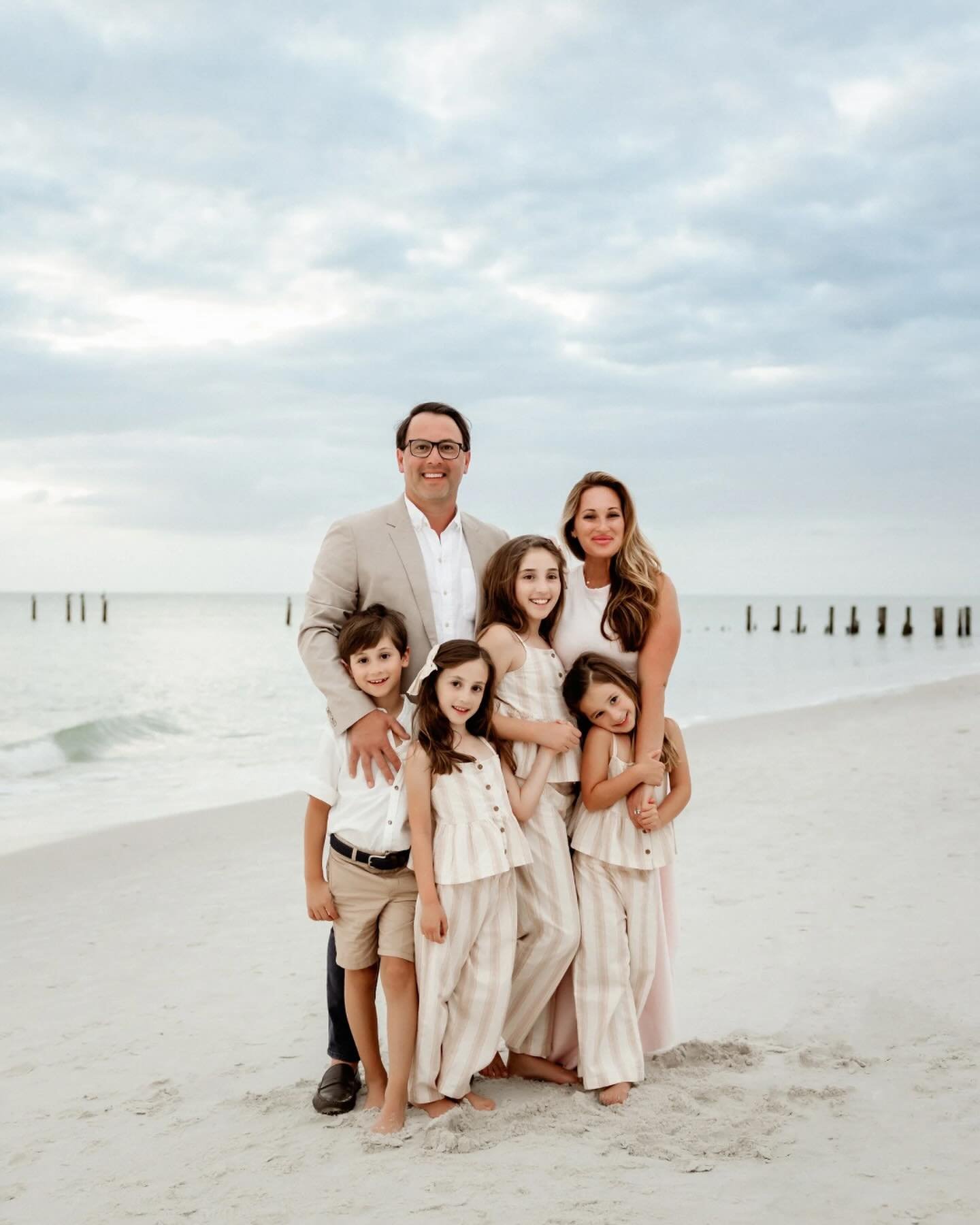 I love it when families incorporate a family session when they visit their favorite place 

#familyphotographer #allisonunionphoto #fortmyersfamilies #fortmyersflorida #naplesflorida #esterophotographer #fortmyersfl #fortmyersphotographer #capecoralp