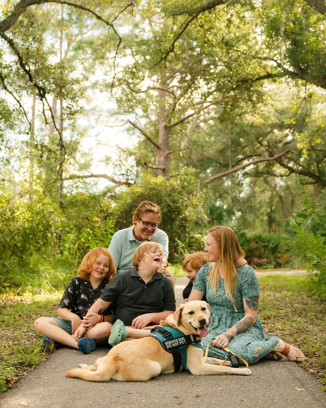 From talking about service dogs, raising boys, identifying wild berries, cheeseburger bribes, and playing where did Emery go, this session was an absolute hit! Thank you to the Rosenburg Family @raising_our_rosenbergs and @gooddogservicecanines for m