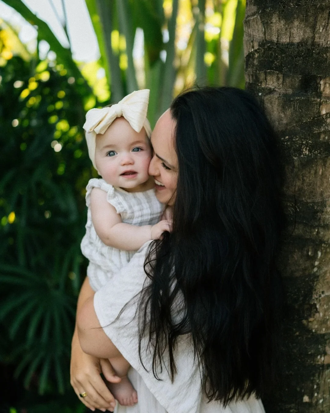 Motherhood minis can be booked through the link in my bio!