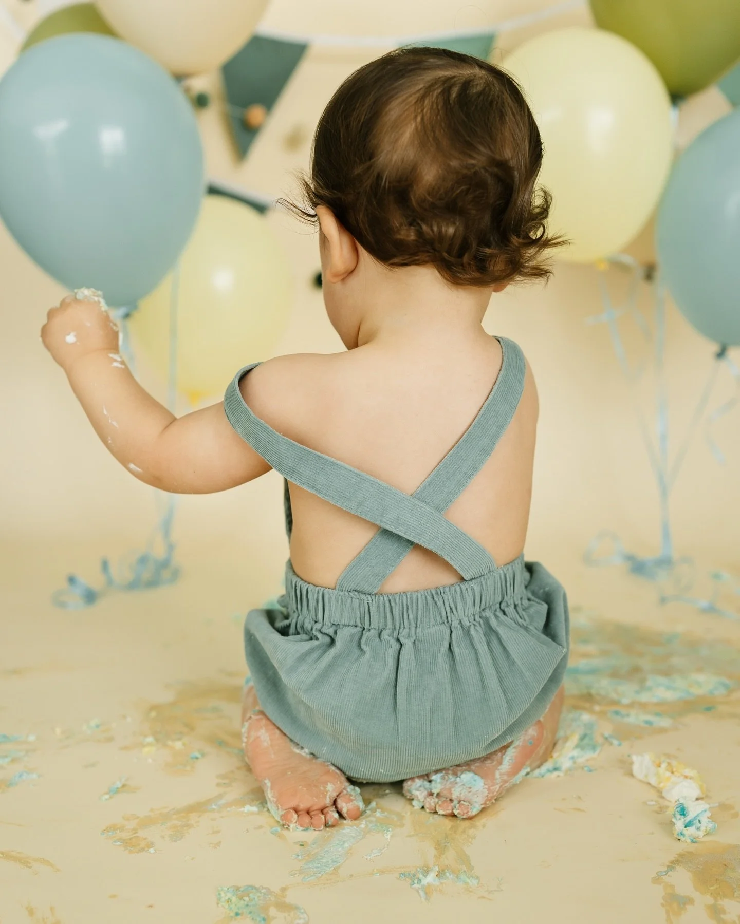 Love this little boy 👑🎂🎈 First birthday sessions can be super easy. You can fight me on this, but babies are always more at ease in the comfort of their own home. Clean up is a breeze, too! Cutting off the cakey part of the backdrop and you puttin