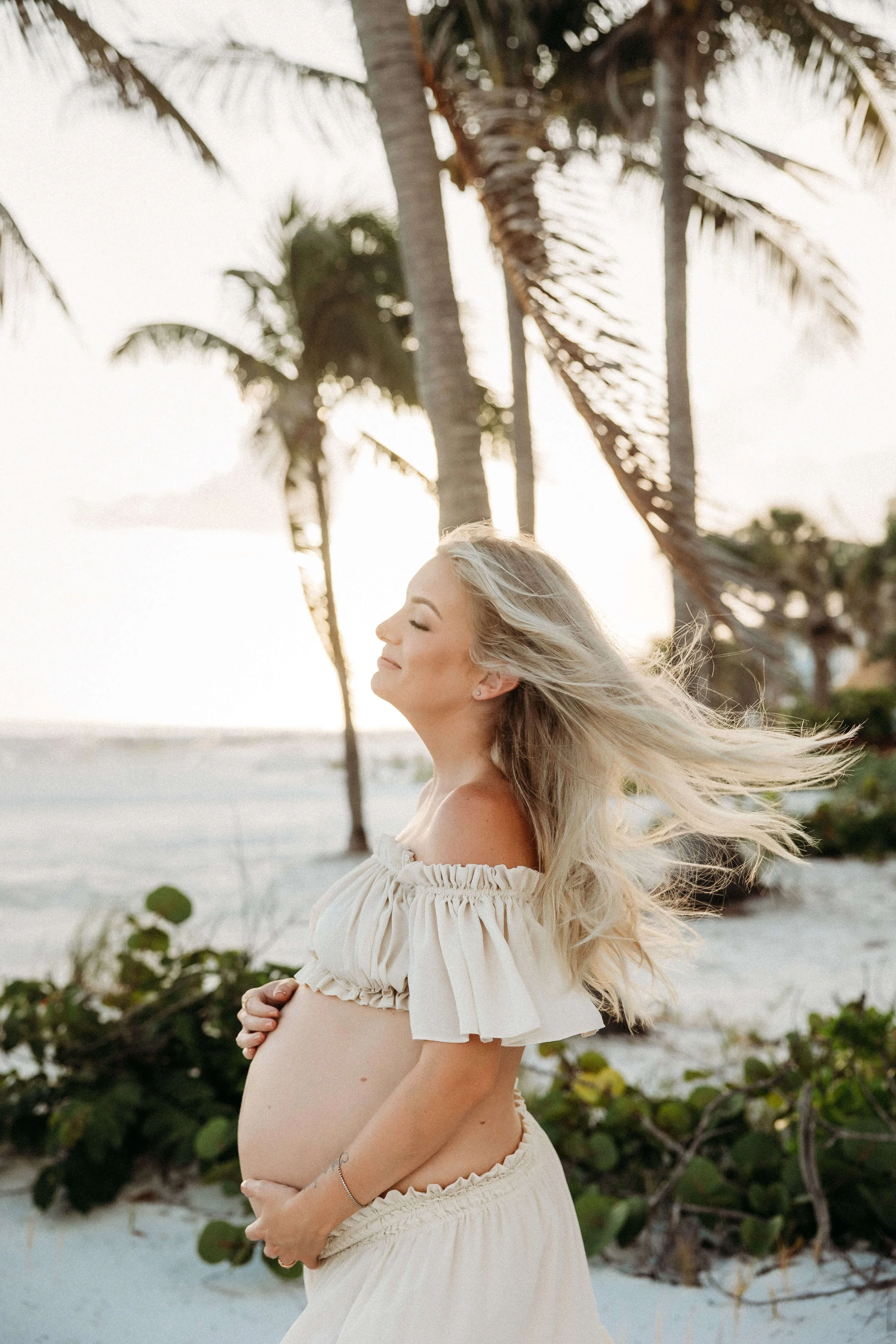fort myers beach maternity photographer golden hour.jpg