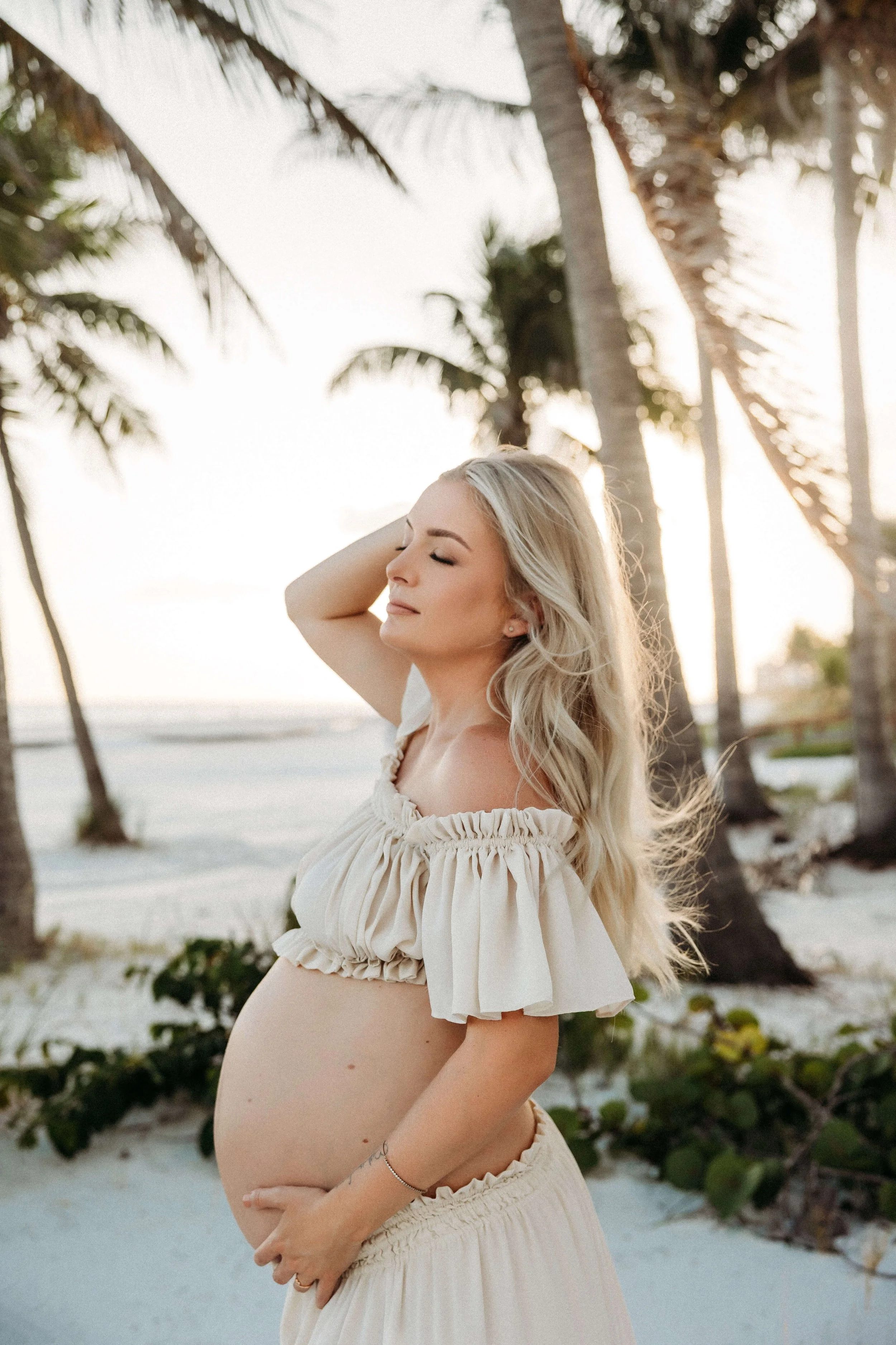 beach maternity photo.jpg