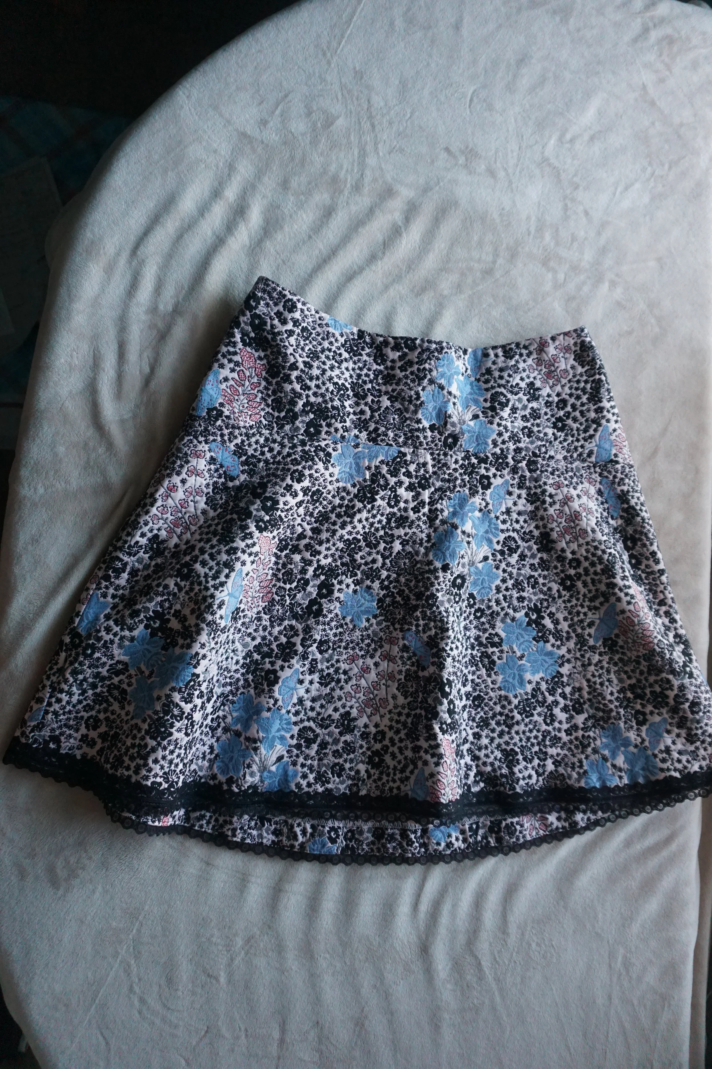 Brocade skirt with lace