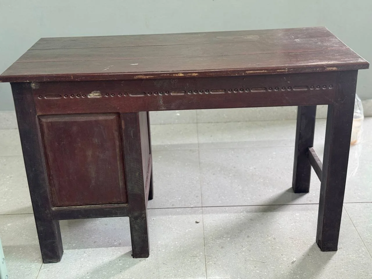 KDR teacher desk.jpg