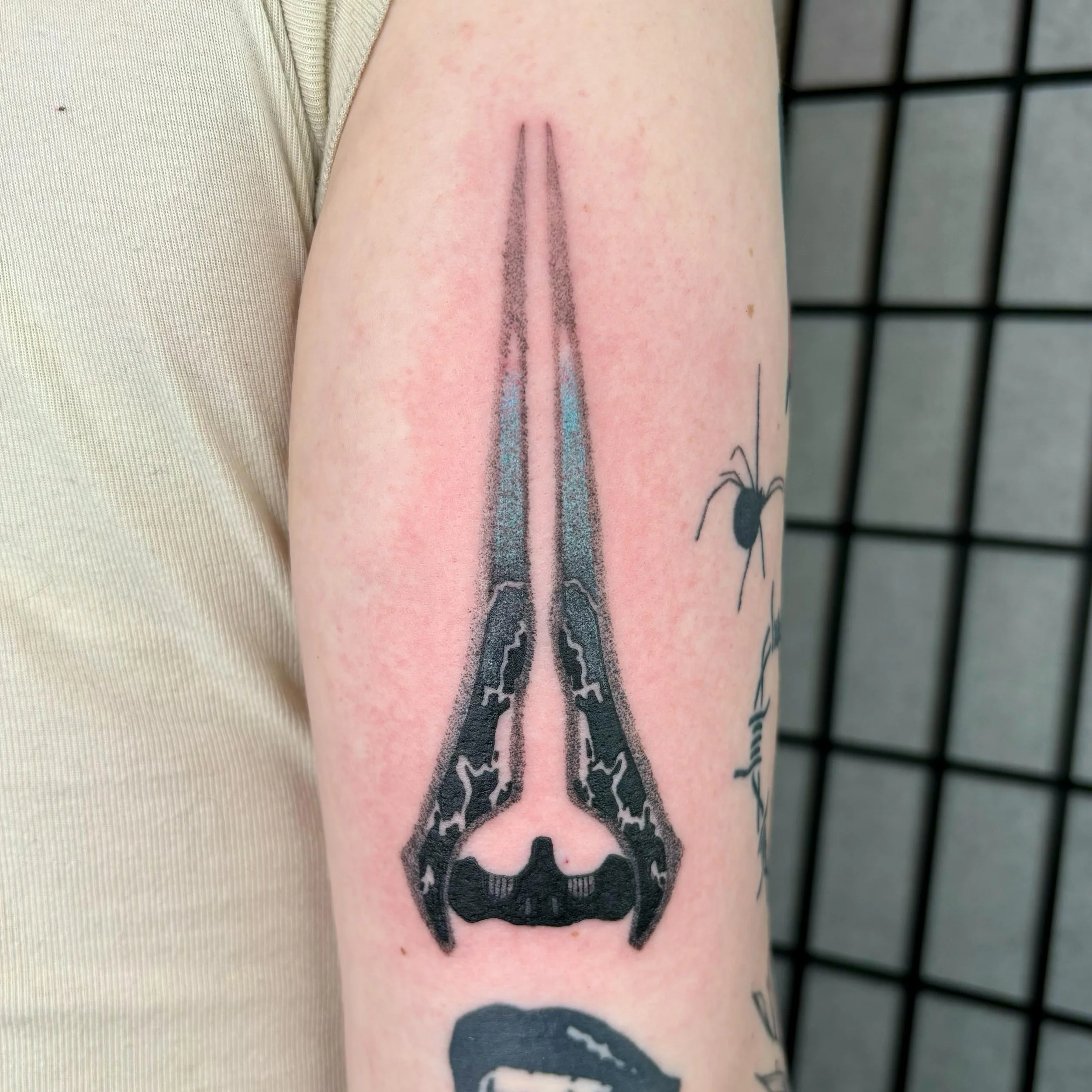 halo energy sword. this flash is from my video game sheet, all repeatable if you'd like to snag one! link in bio.

i had so much fun doing this for you, allie. thank you ⊹ ࣪ ˖