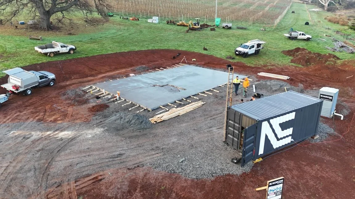 Charcoal coloured slab yesterday for our @rustyroofvineyard cellar door project 💪 #norconbuilding #building