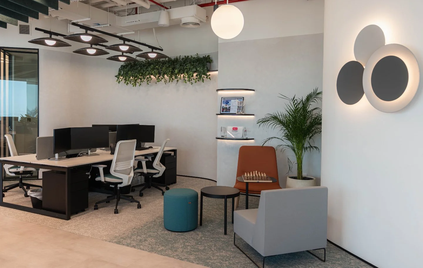 Support that stays with you from start to finish.

Construction and installation can be unpredictable. That&rsquo;s why our team provides on-site assistance every step of the way, handling issues as they arise and collaborating closely with contracto