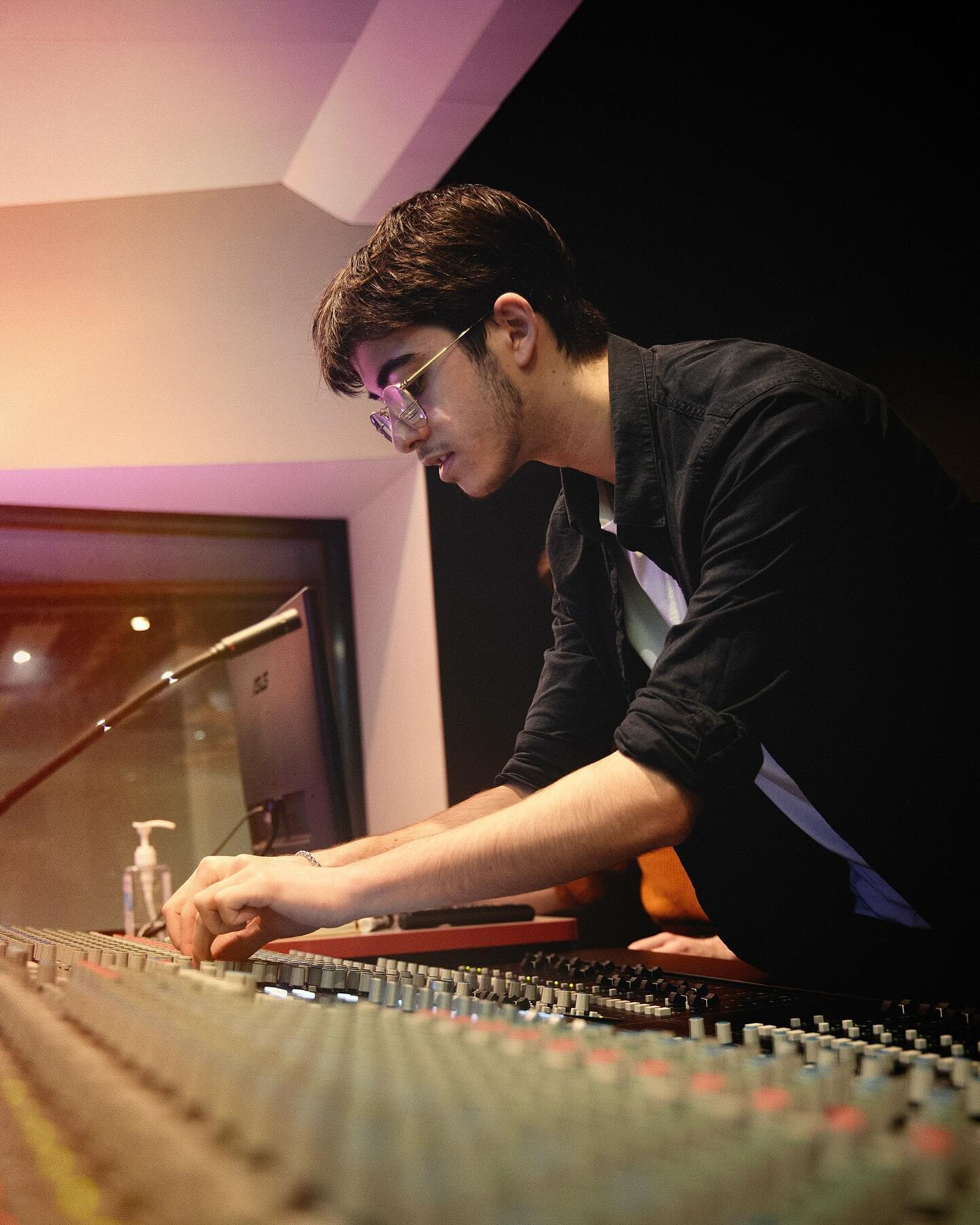 Welcome to the team, Reuben! - @lavitomusic 

Reuben, like all of us at Rosslyn Hill, was trained at Abbey Road Institute. As well as working at Rosslyn Hill, Reuben works freelance as a mix engineer and live sound engineer at various venues across L