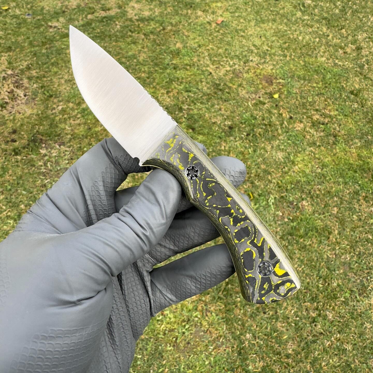 Brother w/ yellow carbon fiber - Great EDC sized fixed blade always there by your side!

Blade: MagnaCut
Handle: Yellow Carbon Fiber from @camocarbon w/ thin yellow liner and mosaic pins
*AVAILABLE*

#handmade #knife #knives #blade #blades #sinanblad