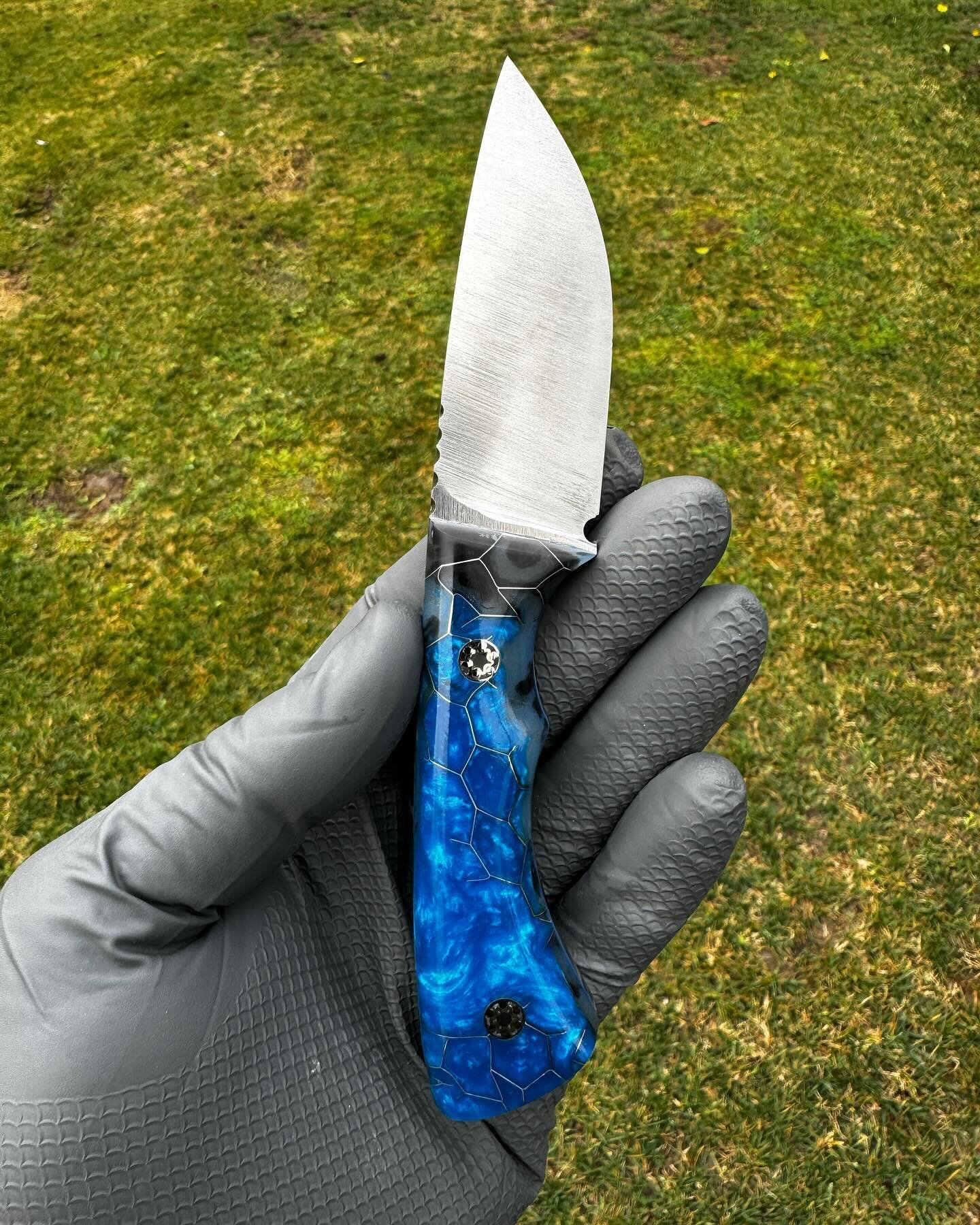 Brother in Blue black glow resin! Love how this turned out.

Blade - MagnaCut
Handle - Blue Black Glow Resin from @voodoo_resins w/ mosaic pins
*Taken*

#handmade #knife #knives #blade #blades #sinanblades #sinan #steel #damascus #damasteel #fixedbla