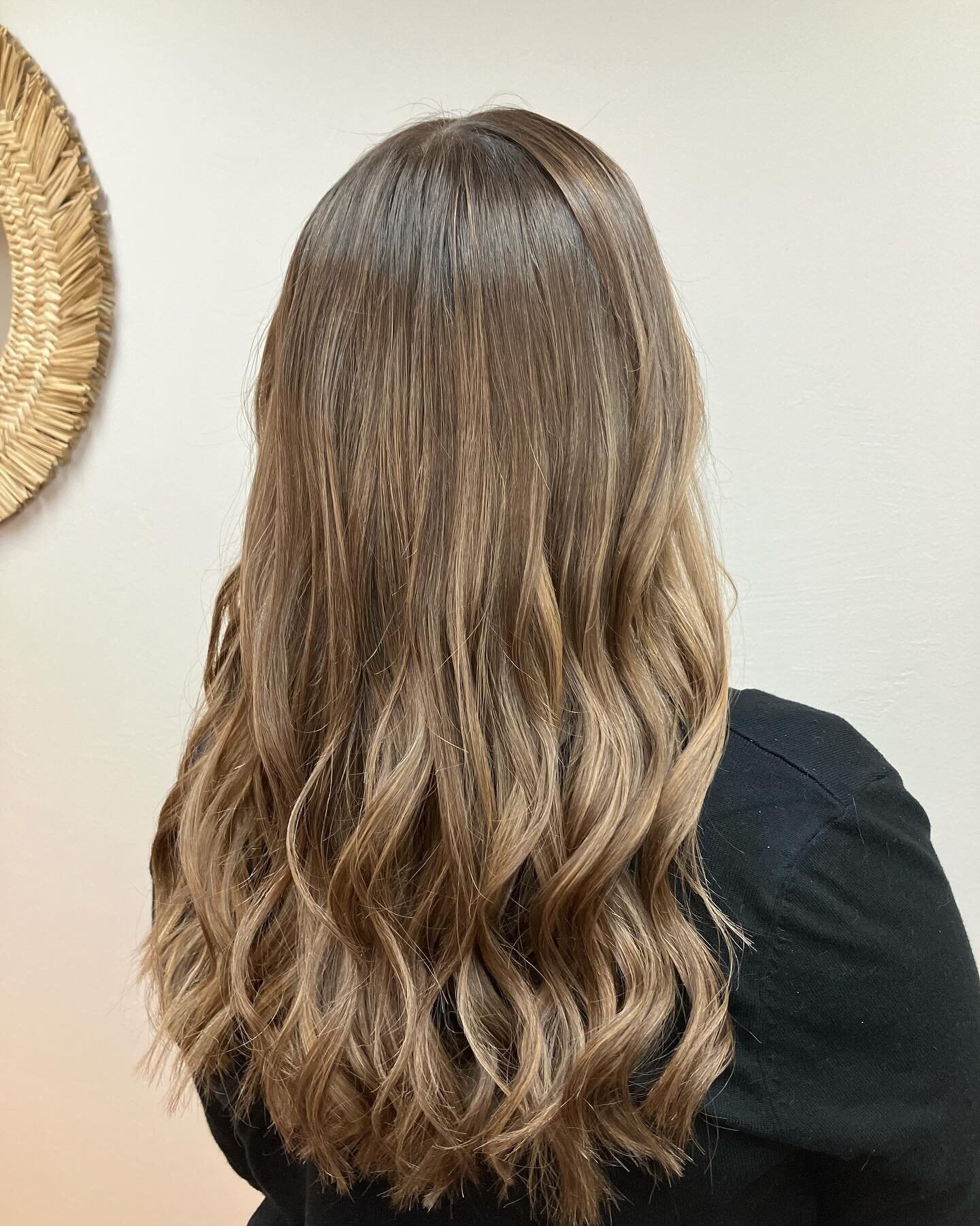 Nachher und Vorher ✨

Anna war die gl&uuml;ckliche Gewinnerin meines Gewinnspieles und ich durfte ihr ein sch&ouml;nes nat&uuml;rliches Balayage zaubern! 🤍
Vielen Dank f&uuml;r dein Vertrauen!🫶🏻

___

#naturalbalayage #wavyhair #colorchange