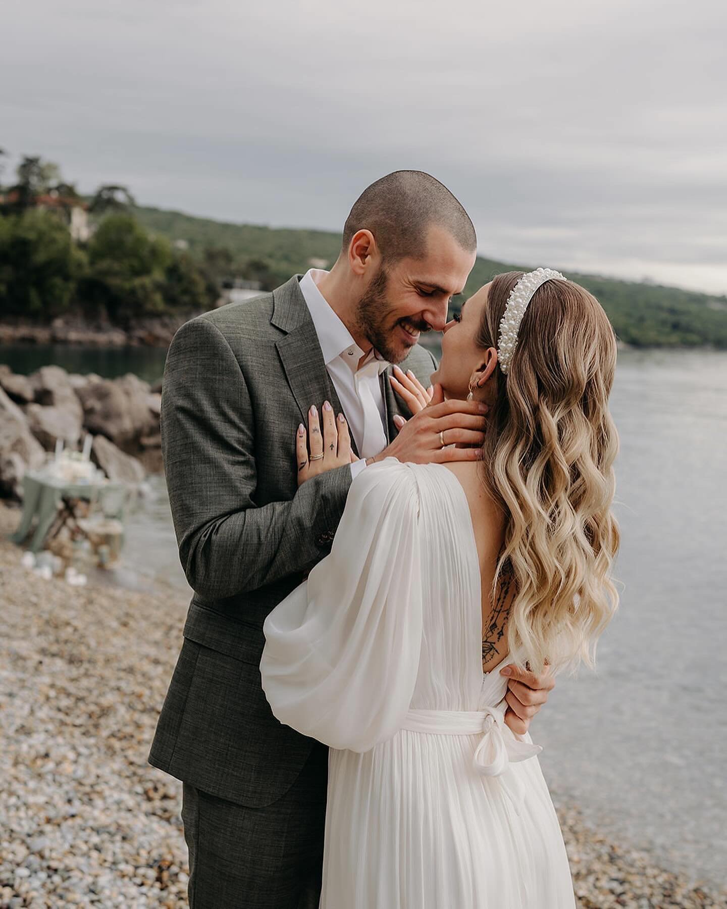 ✨Croatian Wedding Adventure✨

Endlich kann ich diese wunderbaren und magischen Fotos mit euch teilen.🤍
Es war ein tolles und sehr wundervolles Wedding Adventure.✨

Danke an alle Dienstleister ihr wart/seid wunderbar!🫶🏻

Planung&amp;Organisation: @