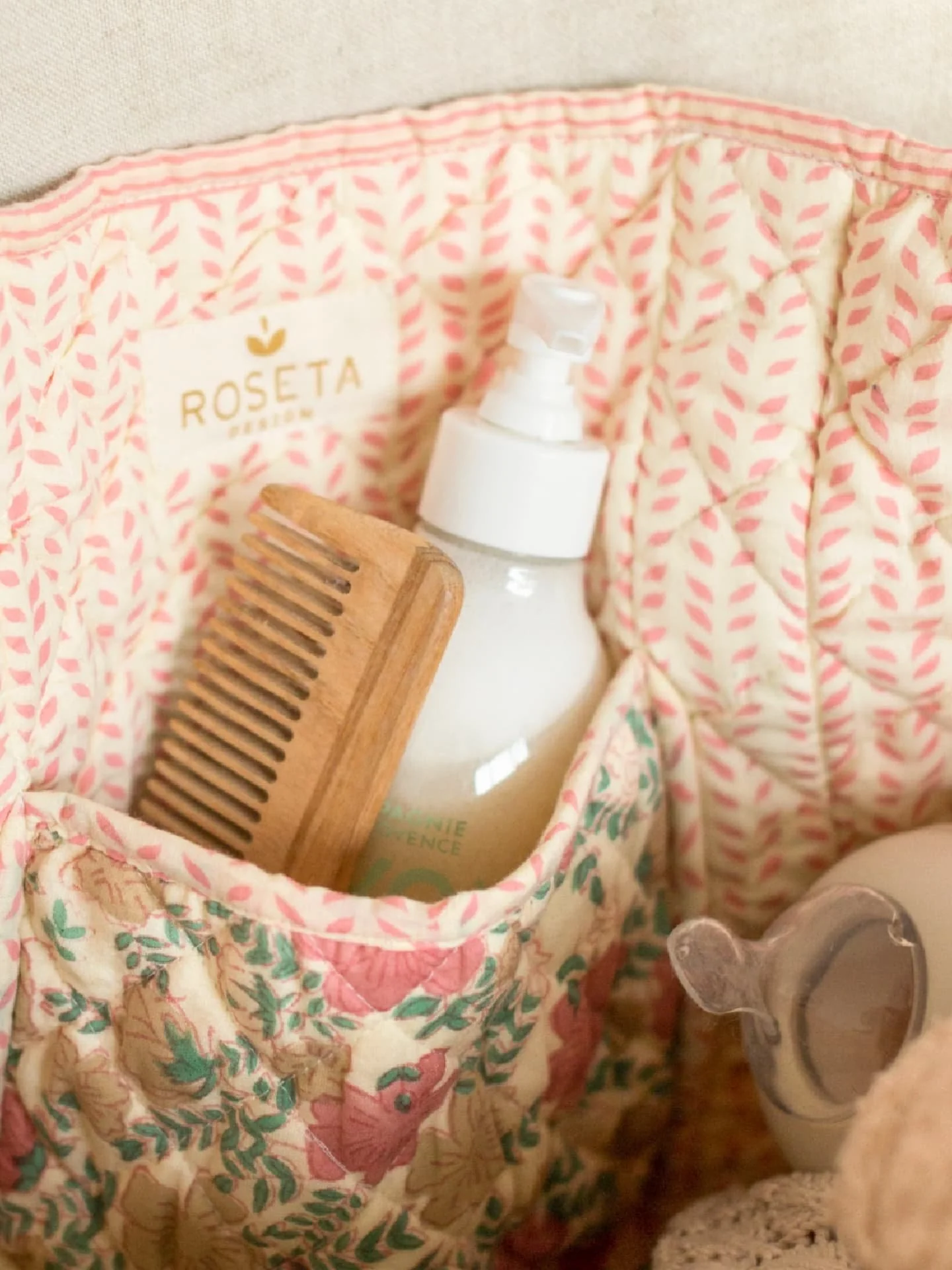 Mon p&eacute;ch&eacute; mignon au studio 🌻

Voir chaque nouvelle identit&eacute; prendre vie &agrave; travers vos collections. Parce que je parle souvent des supports de communication mais c'est avant tout &agrave; travers vos produits que l'histoir