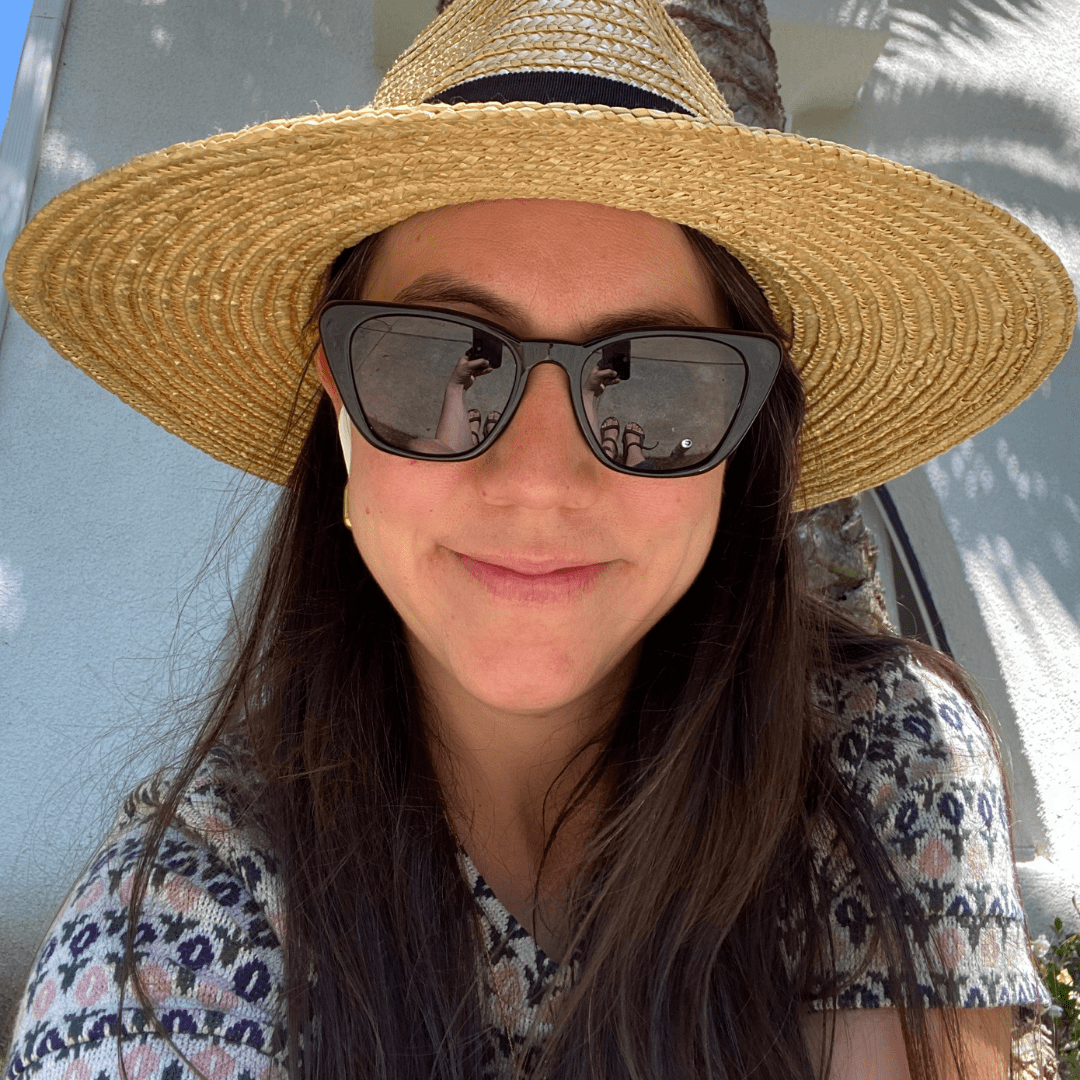 Episode 171: Starting a Fashion Brand for Moms, as a Mom - Interview with Flora from Estella Moon