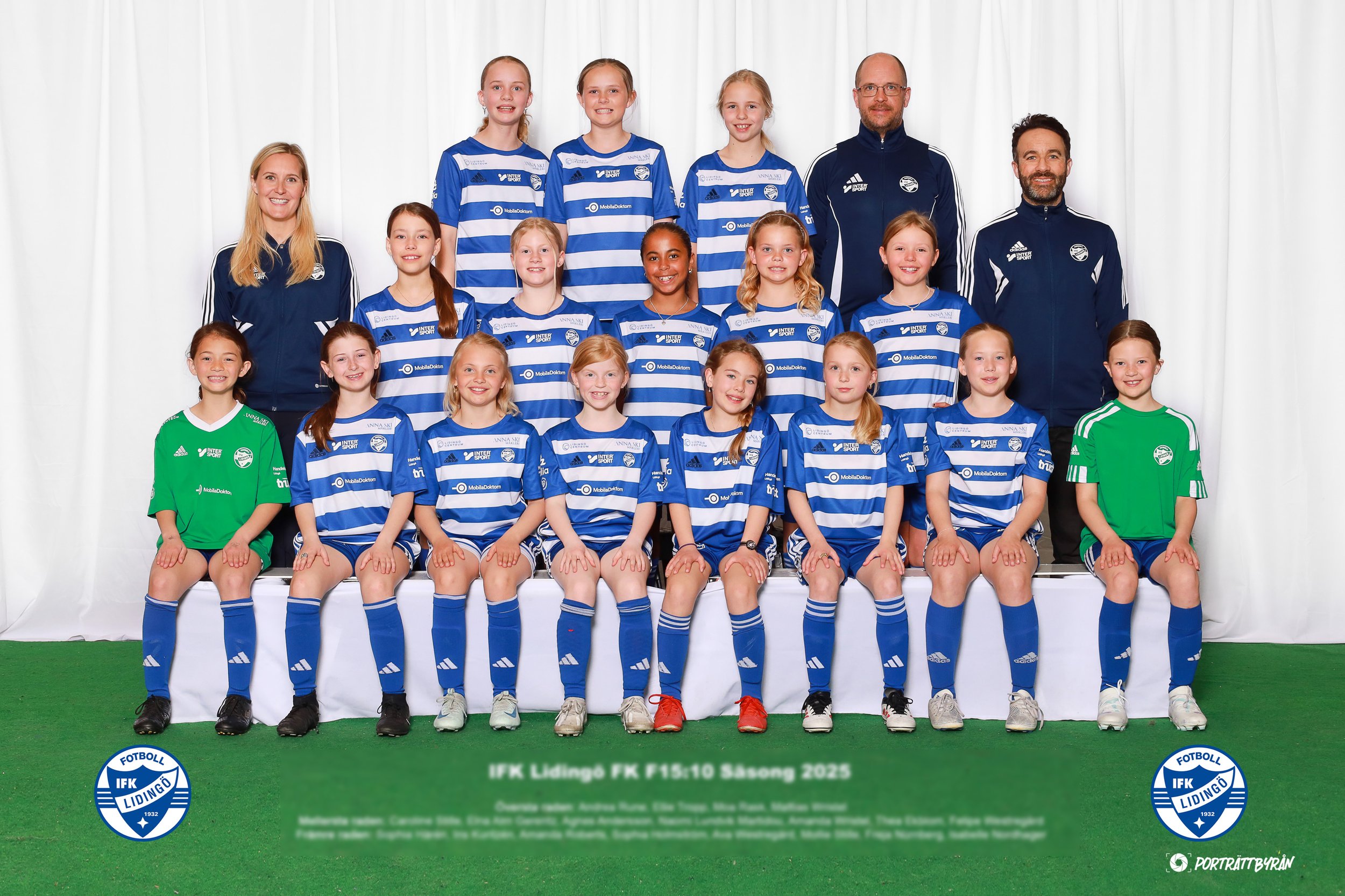 Fotbollslag, unga flickor, i blå och gröna tröjor, sittande och stående för en gruppbild i studio, IFK Lidingö FK, säsongen 2025.
