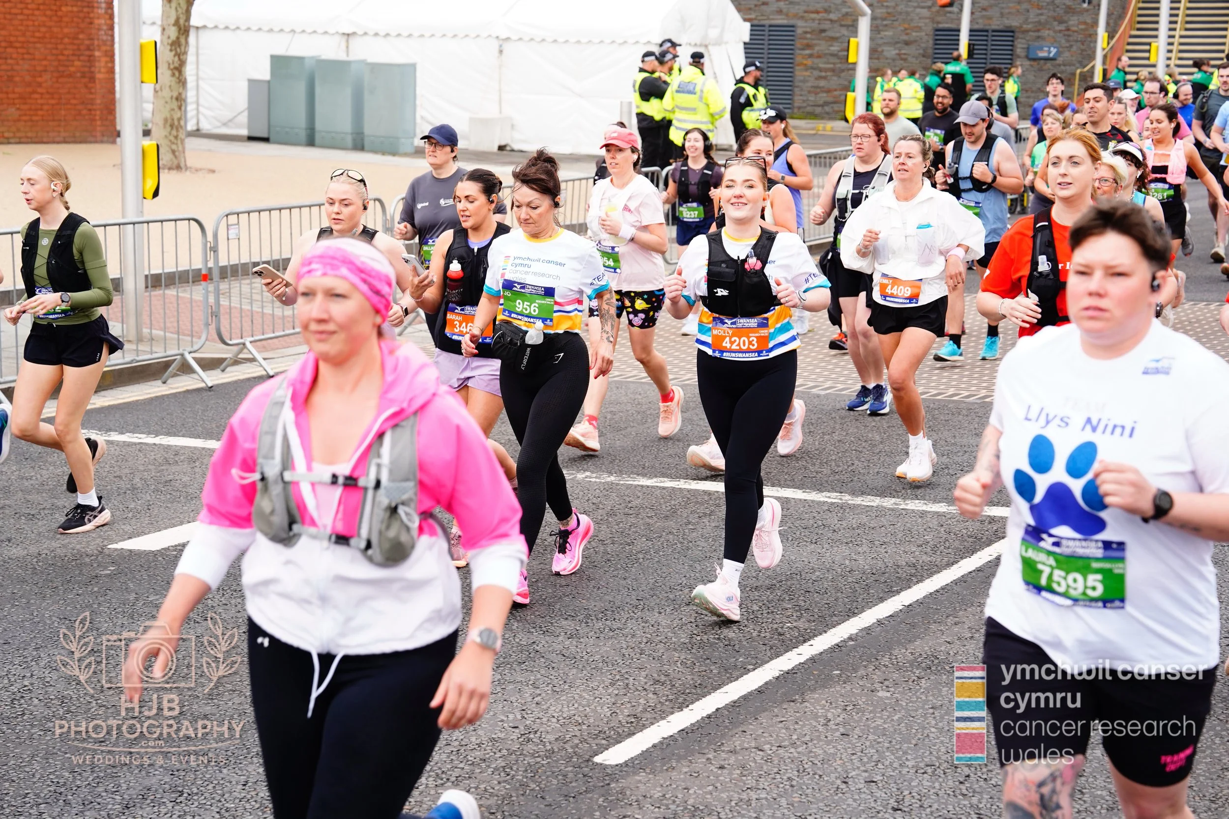 HJBphotography.com_CRWSwanseaHalf_2. The Start_72.jpg