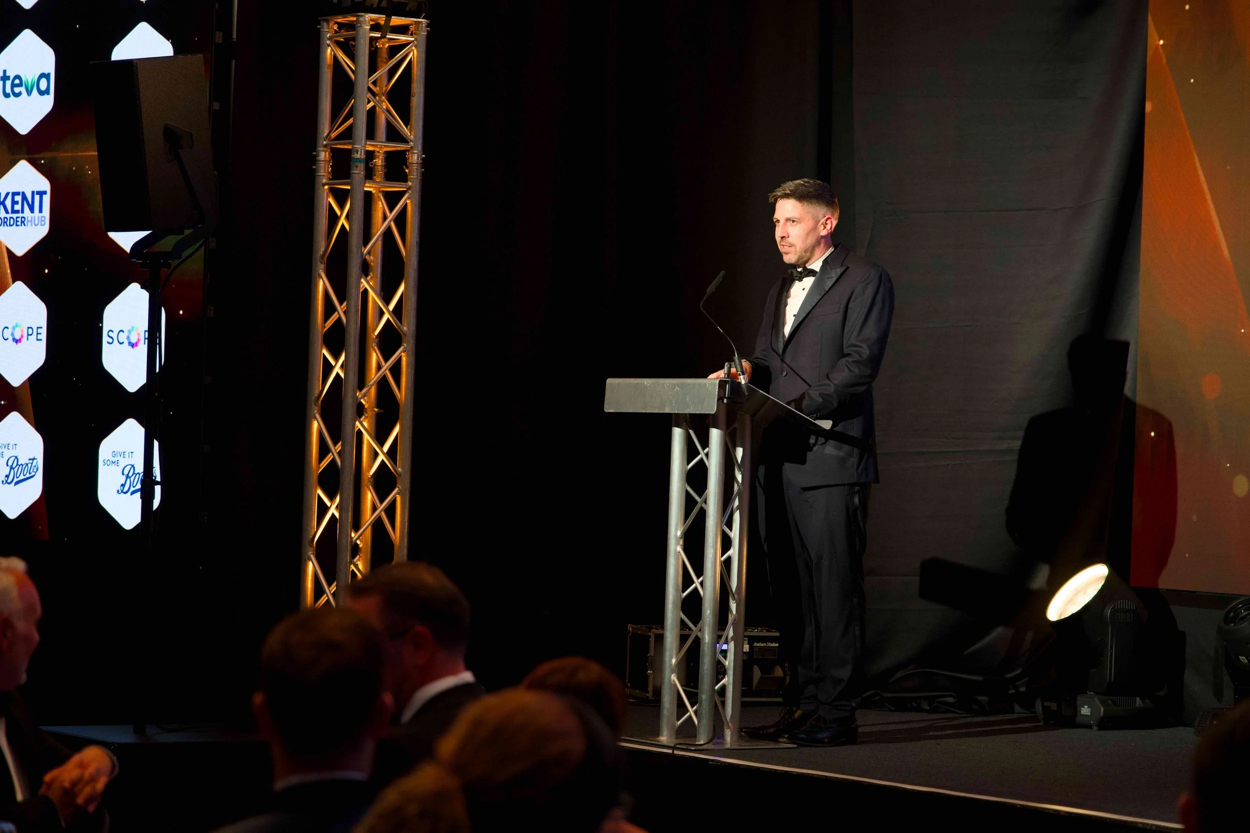 KyronMedia_TheValeHotel_PharmacyAwards2026_PresentingAwardsWEB_004.jpg