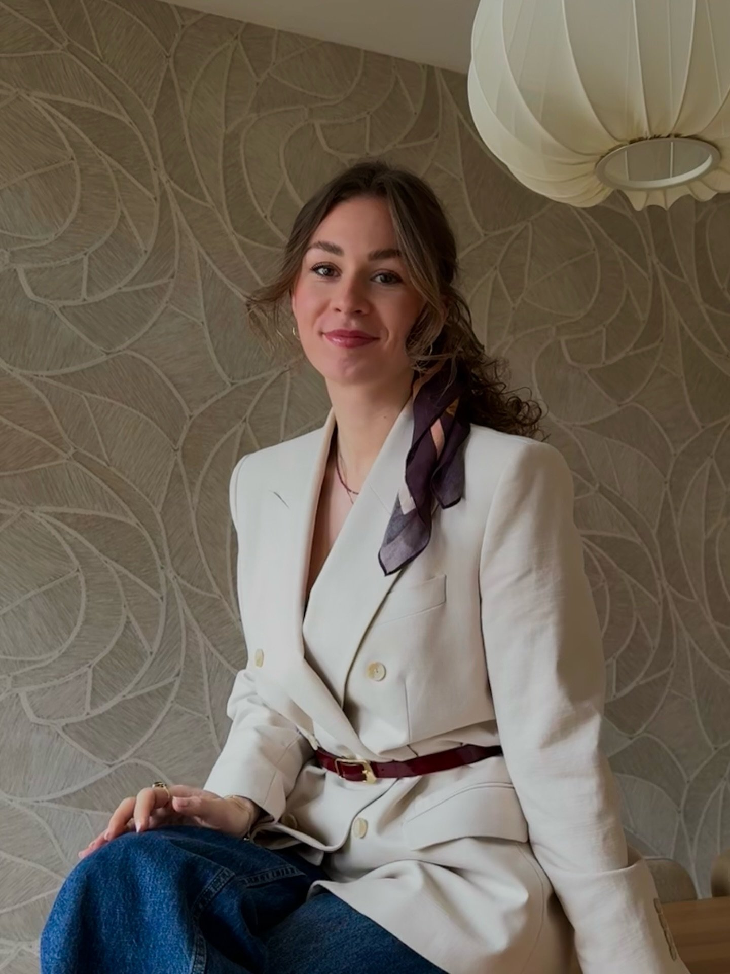 Wearing the silk scarf &lsquo;Twisted&rsquo; as a hair accessoire