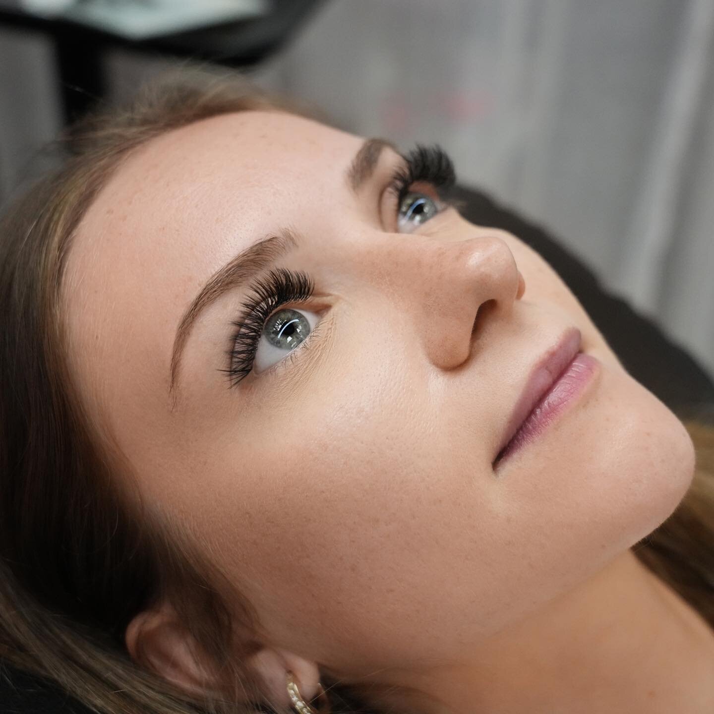 Custom wispy eye styling on a longtime client💗 These lashes compliment her eyes and features so well😍 zoom in for allllll the details! 

We pride ourselves on not only having the best quality lashes, but the best eye design for YOUR eyes.

To book 