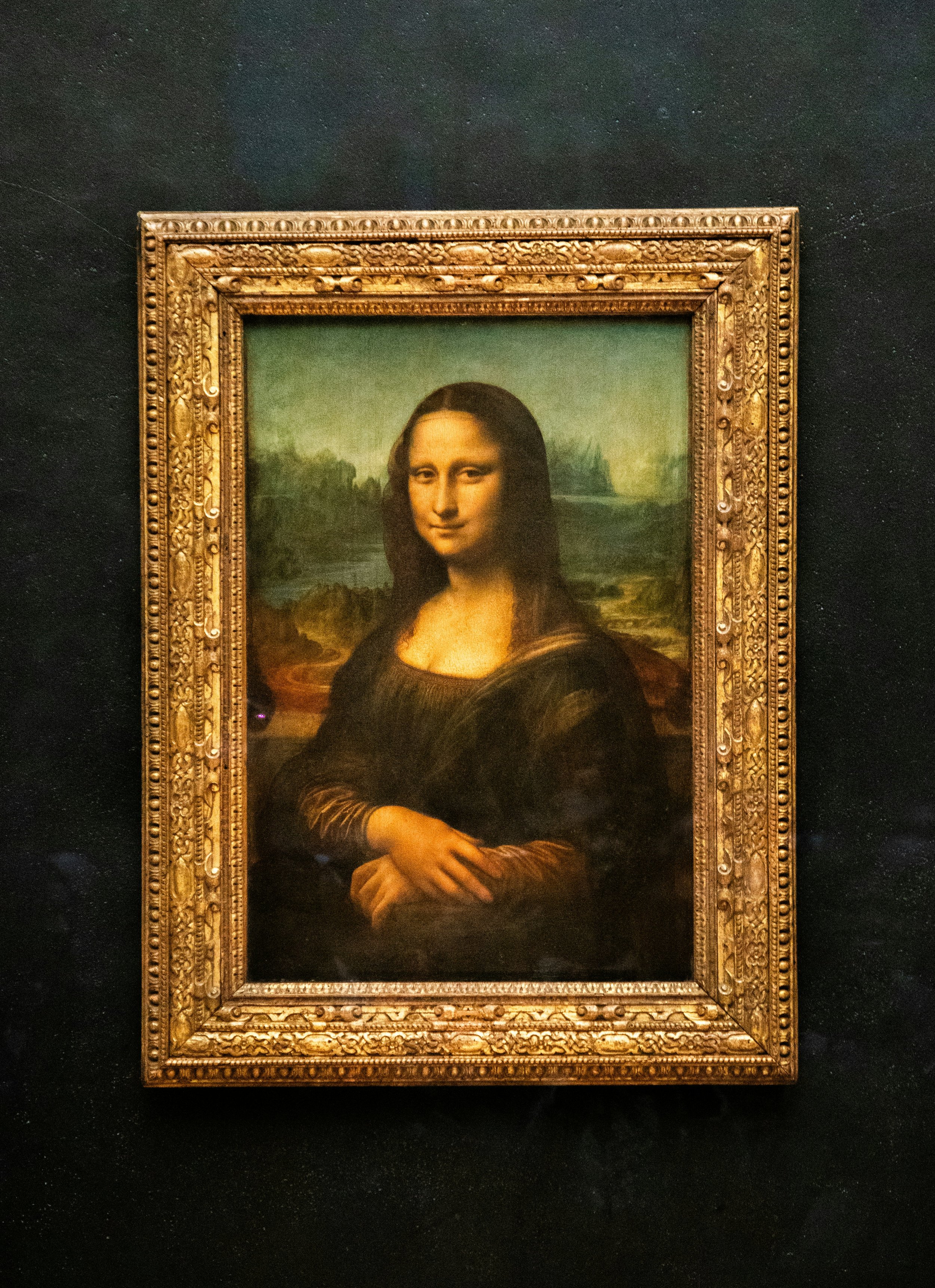 The Mona Lisa painting in a museum setting.