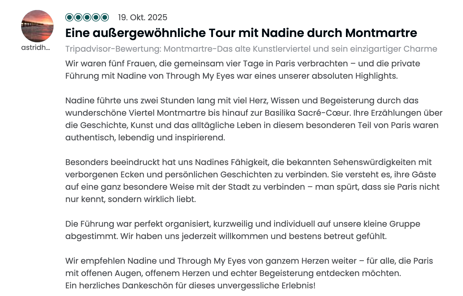 A screenshot of a travel review article about a tour through Montmartre in Paris, written in German. The article is titled "An extraordinary tour with Nadine through Montmartre" and includes a small profile picture of a sunset over the water.