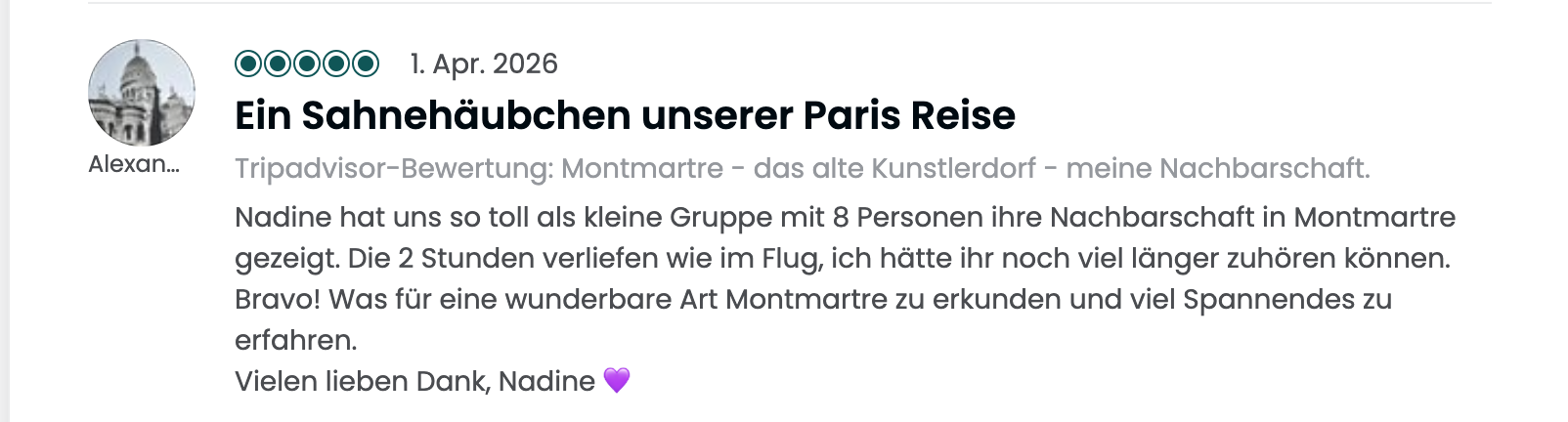 Screenshot eines Online-Betrags mit einem Bewertungsbeitrag über eine Paris-Reise, inklusive Profilbild, Datum, Titel, Text und Herz-Emoji.