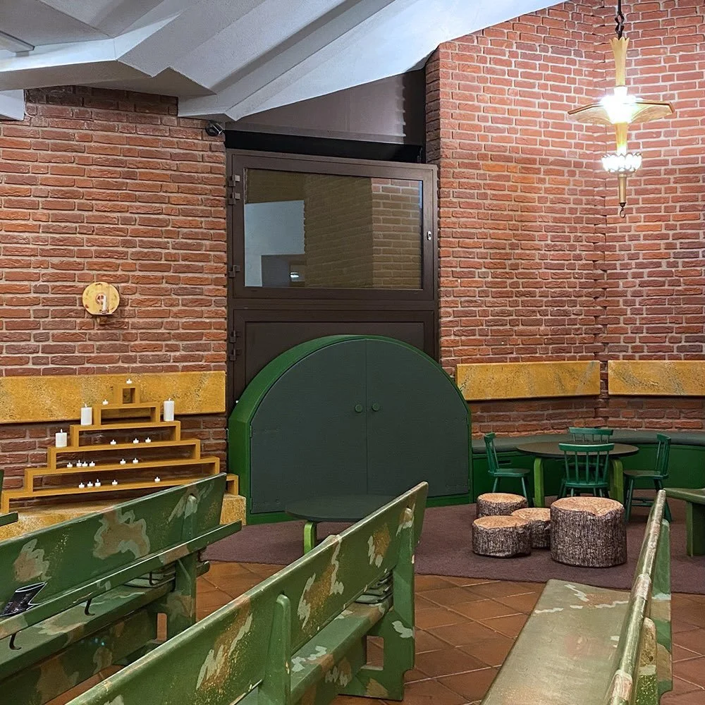Barnh&ouml;rna i Immanuelskyrkan!

Kyrkosalen i immanuelskyrkan har f&aring;tt en ny barnh&ouml;rna. Vi har ritat platsbyggd inredning och valt m&ouml;bler f&ouml;r att skapa en plats f&ouml;r barn att vara p&aring; under gudstj&auml;nster. L&auml;s 