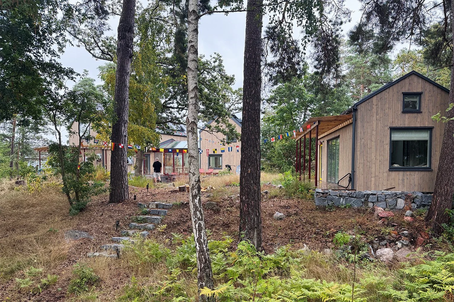 Winroth arkitekter, arkitektritad, attefallshus, atttefallsstuga, övernattning, sommarhus, arkitektur, semesterbostad, stockholms skärgård, tratten, stenmurar, stentrappa, terrassering