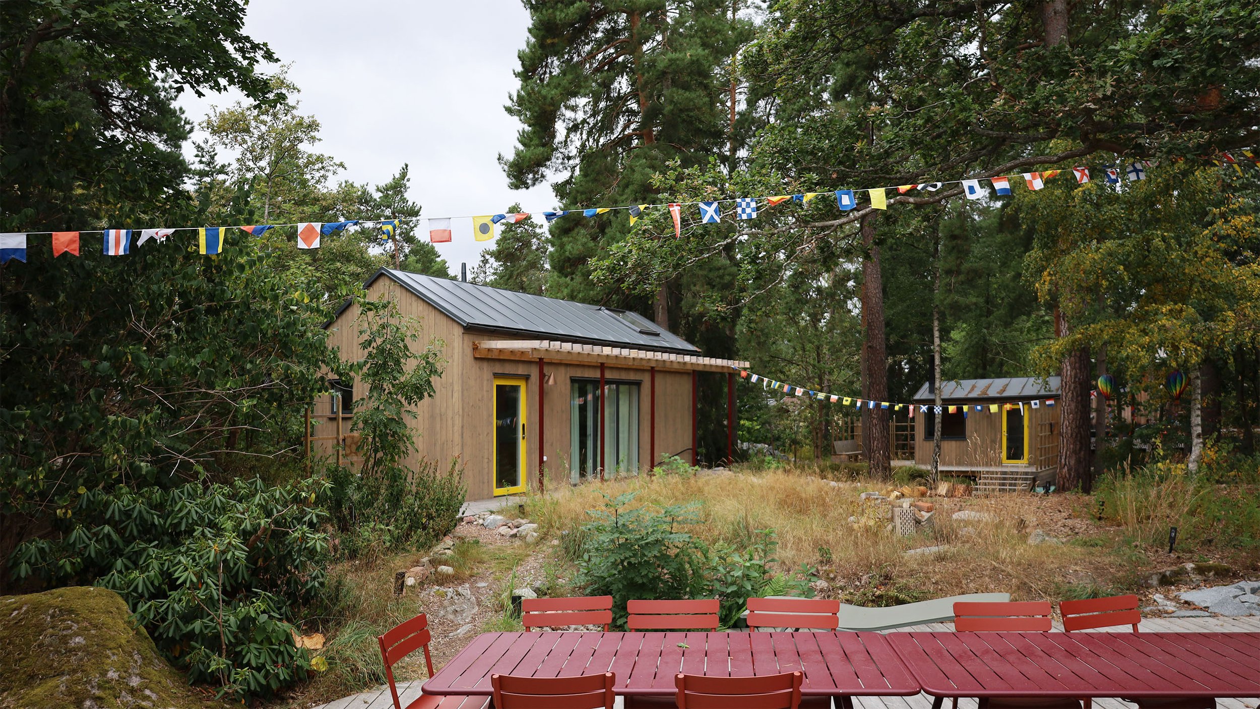 Winroth arkitekter, arkitektritad, attefallshus, atttefallsstuga, övernattning, sommarhus, arkitektur, semesterbostad, stockholms skärgård, tratten, röda utomhusmöbler, campsite