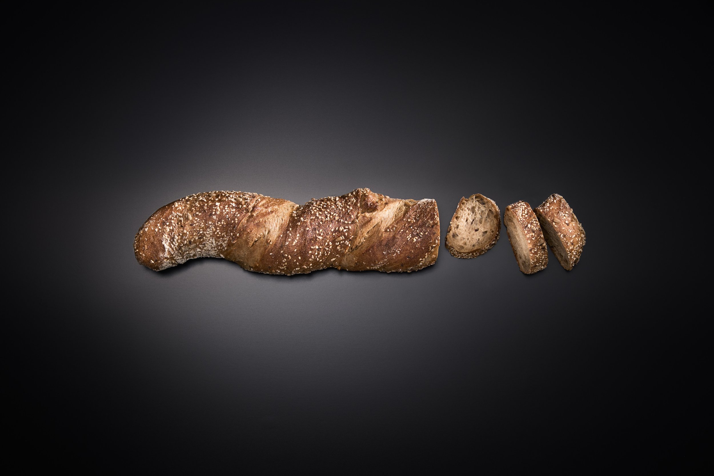 Wurzelbrot Rustico.
Ursprünglich, kräftig, echt – ein Brot mit Wurzeln.
Nach Schweizer Originalrezept handgedreht. 24 Stunden geruht. Kernig. Frisch saftig. Weich. Aus bestem Ostschweizer Mehl. Bestreut mit Sonnenblumenkernen, Sesam und Leinsamen. A
