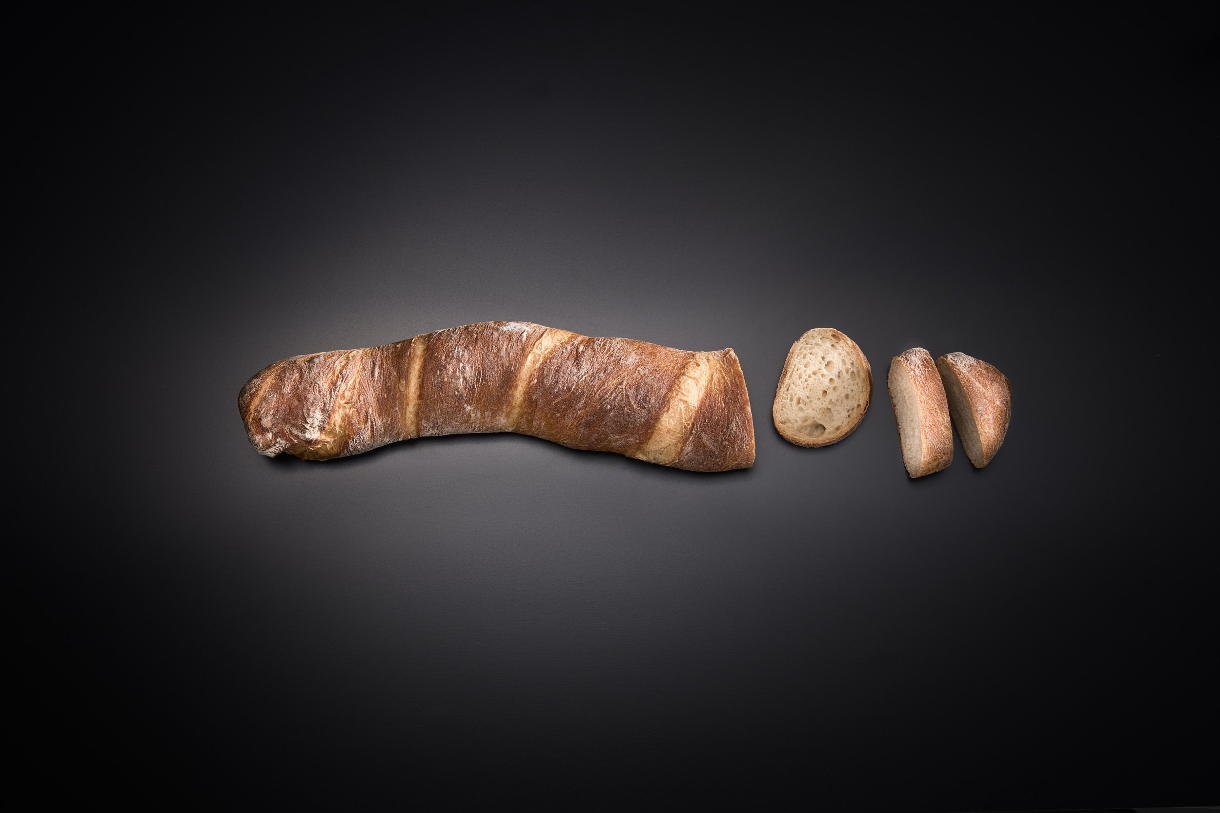 Wurzelbrot Hell.
Handgedreht mit Fingerspitzengefühl.
Nach Schweizer Originalrezept. 24 Stunden geruht. Aus bestem Ostschweizer Mehl. In speziellen Steinöfen zu 75% gebacken. Bei ruhender Hitze mit sehr hoher Anfangstemperatur. Knusprig. Saftig. Weic