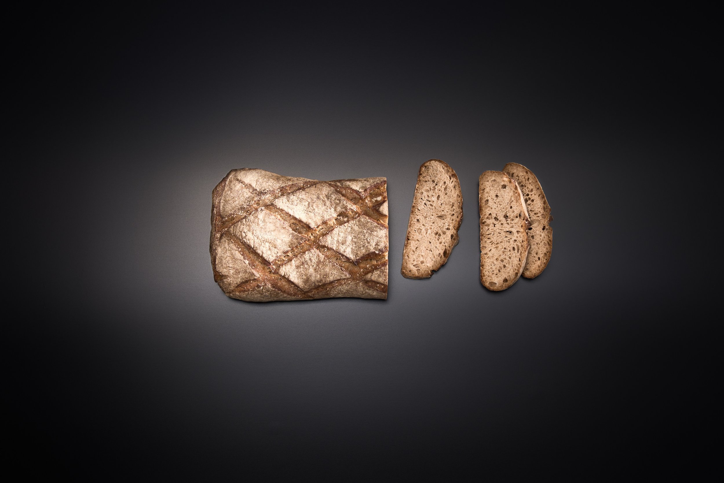 Pane Maggiore.
Ein Brot mit Herkunft. Ein Rezept aus dem Maggiatal.
80 % Schweizer Ruchmehl, 20 % Roggen, eine Gewürzmischung mit Tradition. Aus einem Poolish gereift, von Hand geformt, vor dem Ofen geschnitten. Gebacken auf Stein, mit fallender Hit