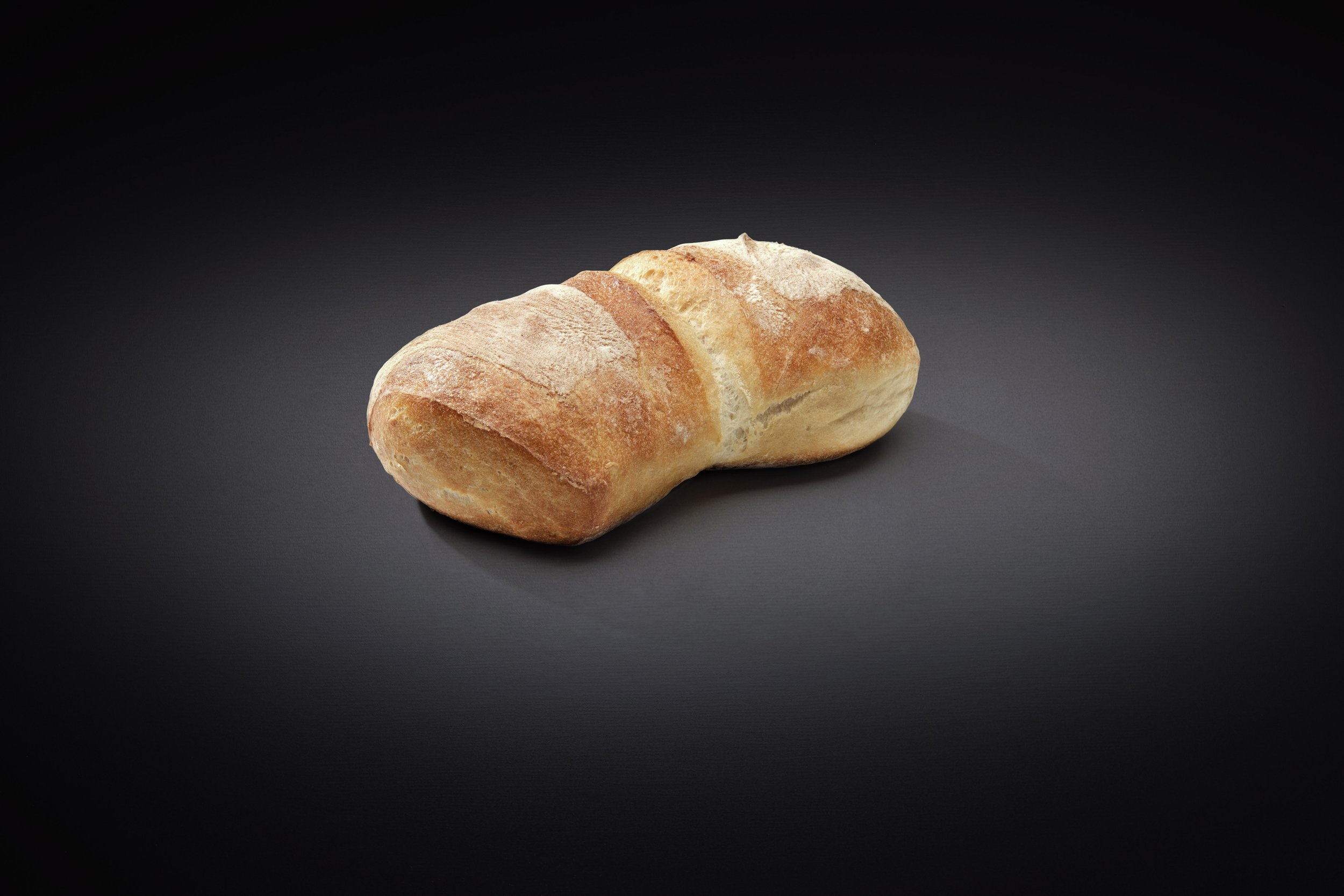 Schweizer Bürli.
Einfach. Echt. Knusprig.
Mehl, Wasser und Zeit – mehr braucht unser Bürli nicht. Nach traditioneller Rezeptur. Sorgfältig und schonend gebacken. Mit luftiger Krume.