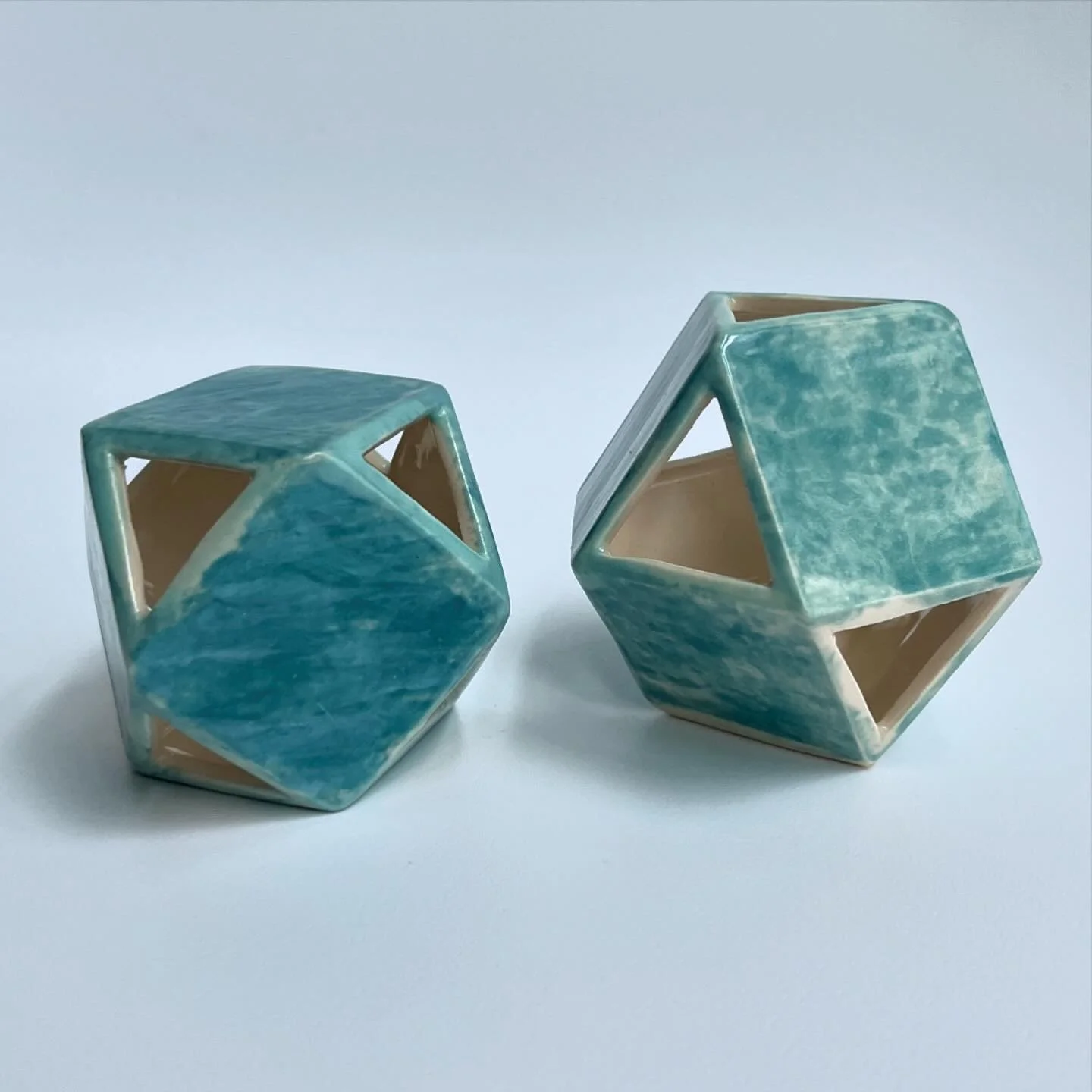 Cubos y el lago -Stoneware - 2024