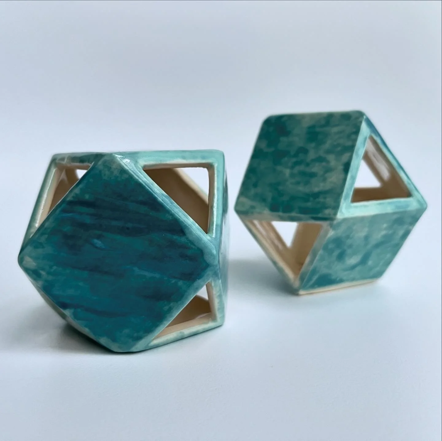 Cubos y el lago - Stoneware - 2024