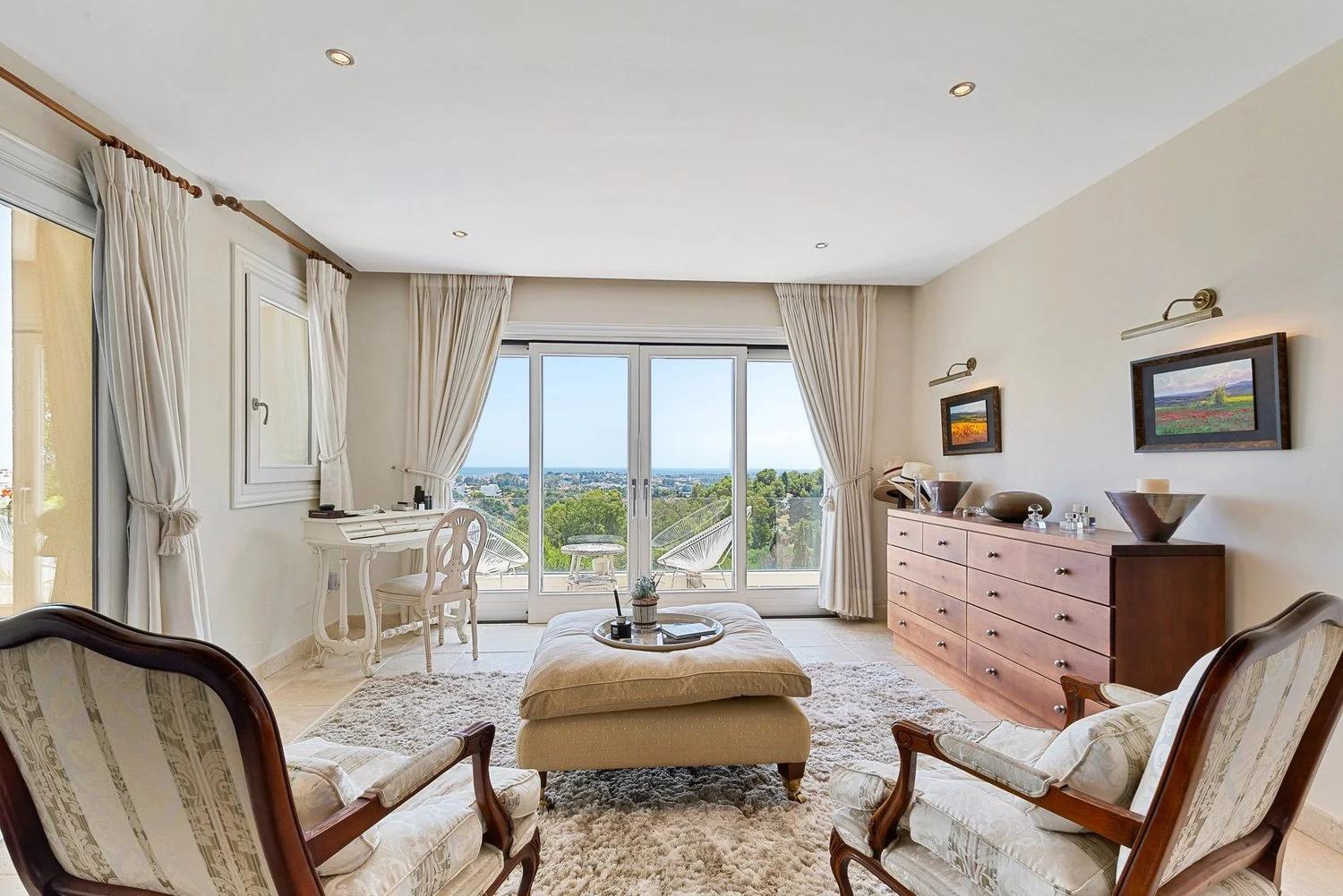 Master+Bedroom+with+Sea+View+-+Urb.+El+Herrojo+Alto+C.+Europa+7-8.jpg