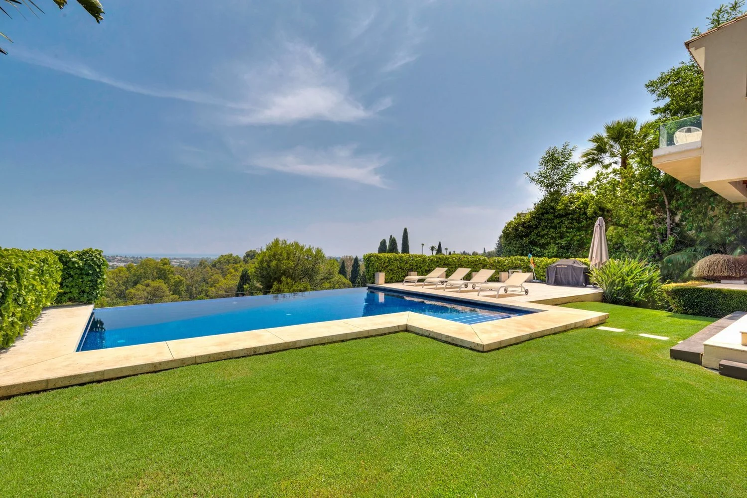 Garden+with+Gibraltar+view+-+Urb.+El+Herrojo+Alto+C.+Europa+7-24.jpg
