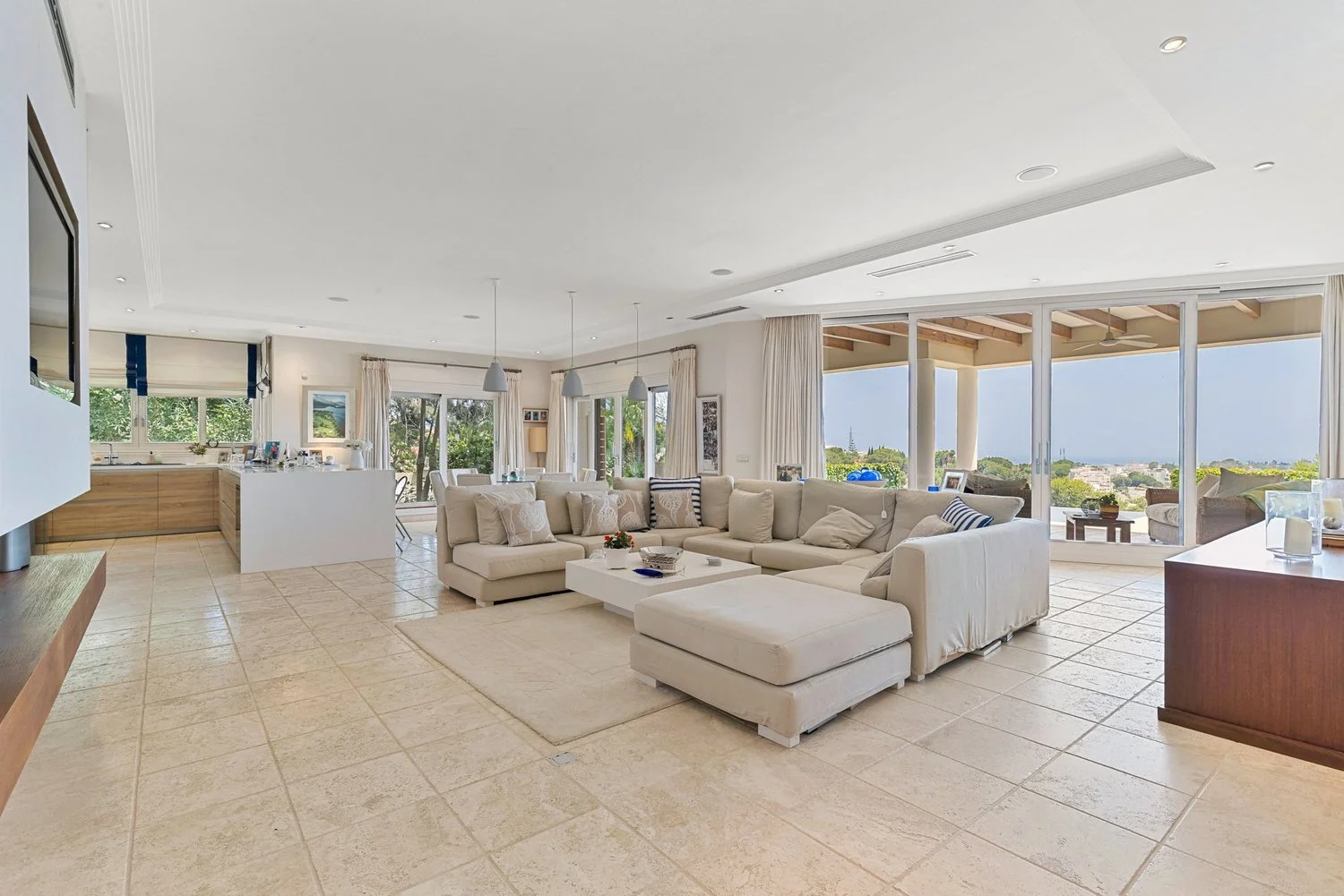 Living+&+Dining+floor+-+Urb.+El+Herrojo+Alto+C.+Europa+7-18.jpg