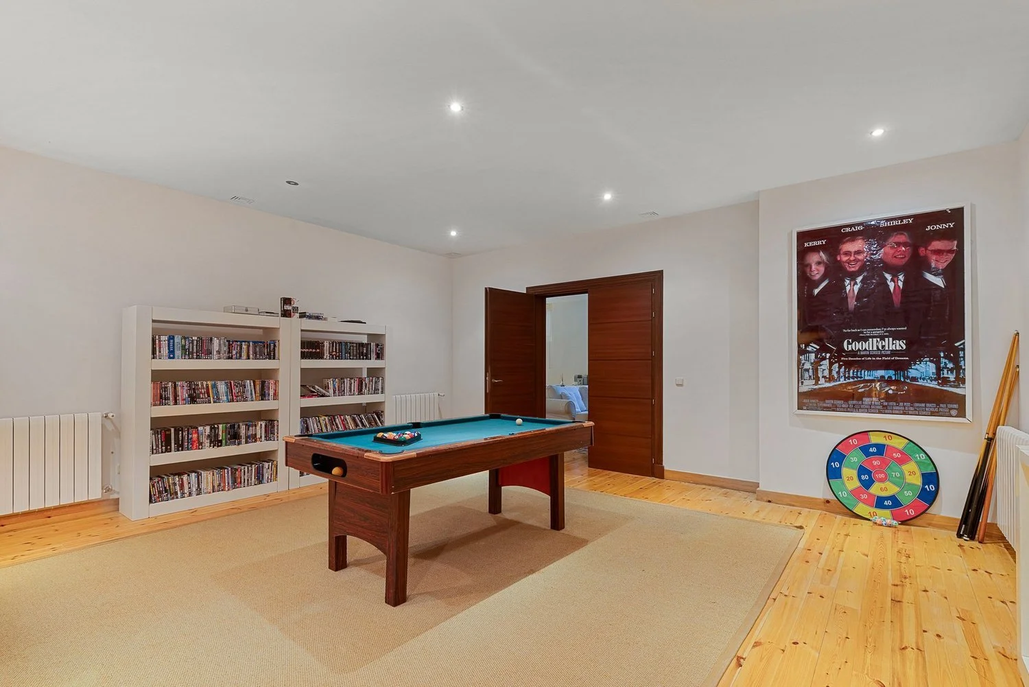 Entertainment+Pool+Table+-+Urb.+El+Herrojo+Alto+C.+Europa+7-30.jpg