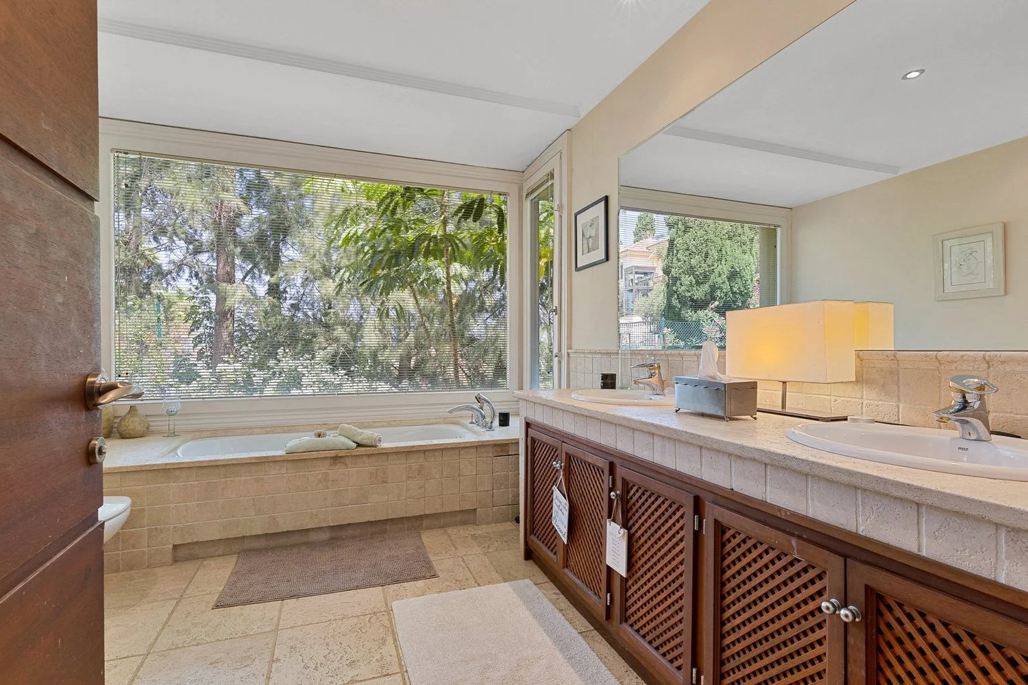 Bathroom+-+Urb.+El+Herrojo+Alto+C.+Europa+7-11.jpg
