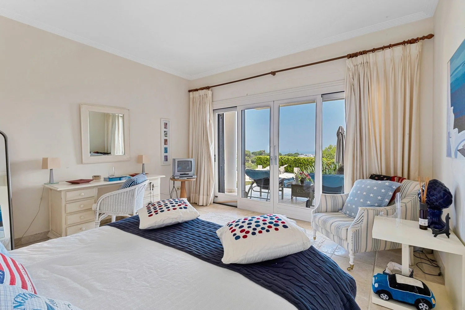 Bedroom+with+access+to+swimming+pool+-+Urb.+El+Herrojo+Alto+C.+Europa+7-15.jpg