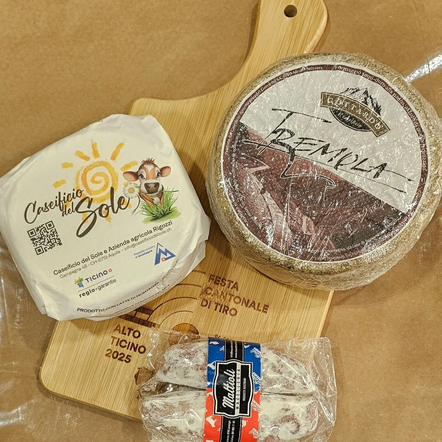 La 20esima Festa Cantonale Ticinese di Tiro non poteva mancare di mettere in evidenza la produzione di cibi nostrani: i formaggi e i salametti della regione sono stati molto apprezzati dai partecipanti ticinesi e confederati.

#TCAT25 #BellinzonaeVal